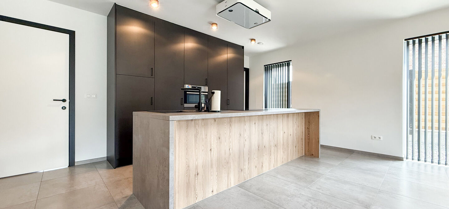Bij ImmoFusion  7/7 “open huis”  : klik op onze 3D-TOUR.
Ervaar vastgoed alsof je er zelf doorloopt!

Welkom in deze schitterende halfopen BEN-nieuwbouwwoning in Paal, voorzien van vier slaapkamers. Kopen is verhuizen: deze woning is helemaal klaar om