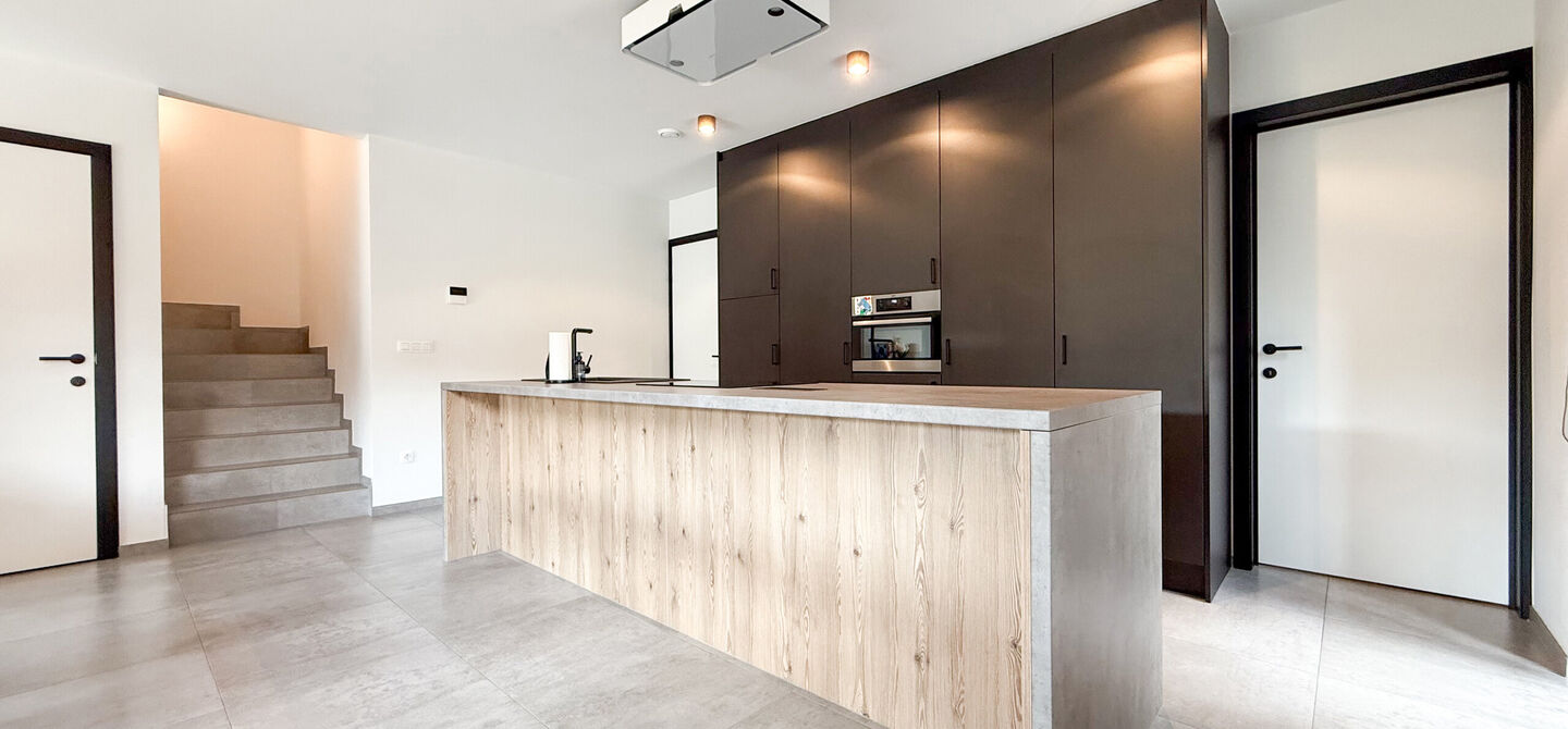 Bij ImmoFusion  7/7 “open huis”  : klik op onze 3D-TOUR.
Ervaar vastgoed alsof je er zelf doorloopt!

Welkom in deze schitterende halfopen BEN-nieuwbouwwoning in Paal, voorzien van vier slaapkamers. Kopen is verhuizen: deze woning is helemaal klaar om