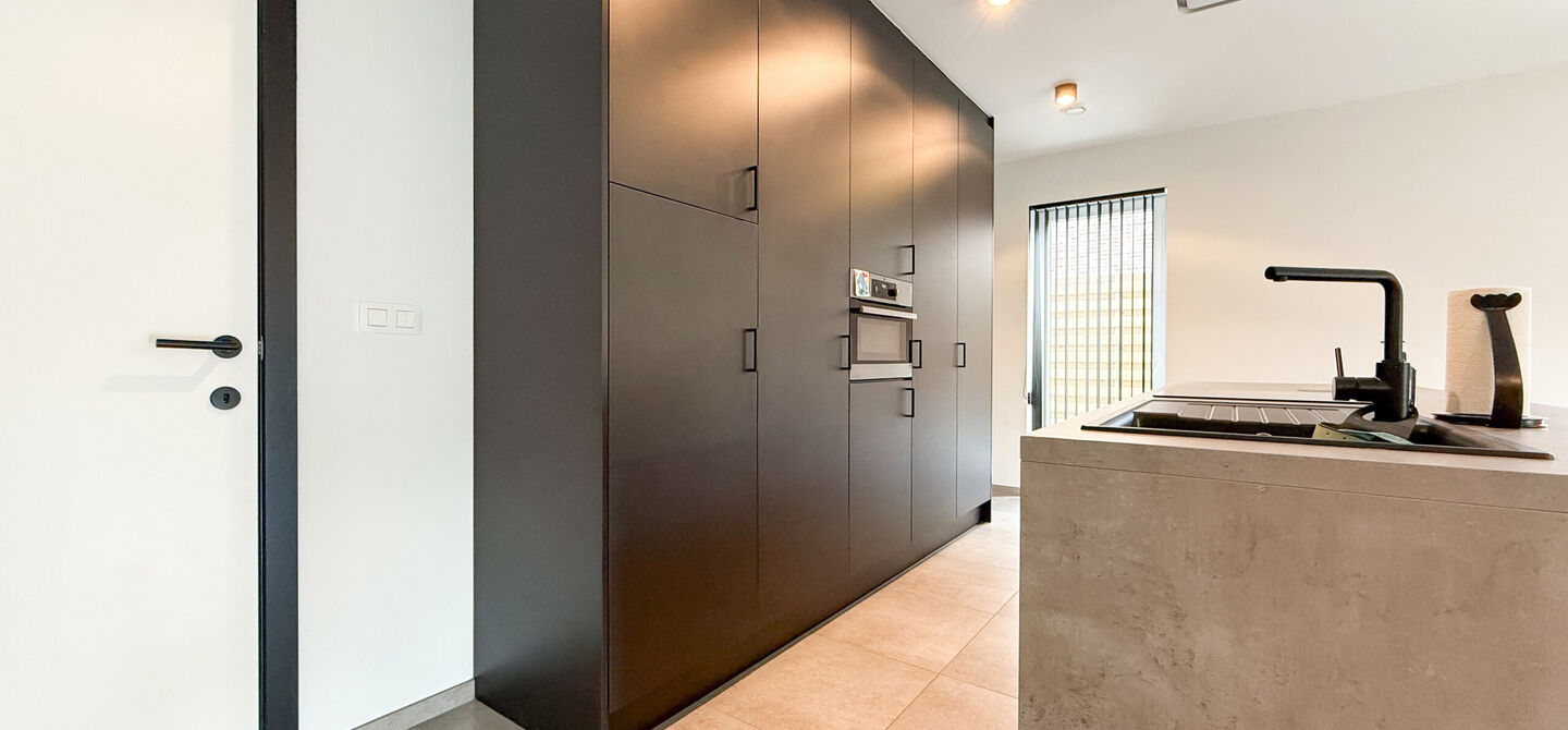Bij ImmoFusion  7/7 “open huis”  : klik op onze 3D-TOUR.
Ervaar vastgoed alsof je er zelf doorloopt!

Welkom in deze schitterende halfopen BEN-nieuwbouwwoning in Paal, voorzien van vier slaapkamers. Kopen is verhuizen: deze woning is helemaal klaar om