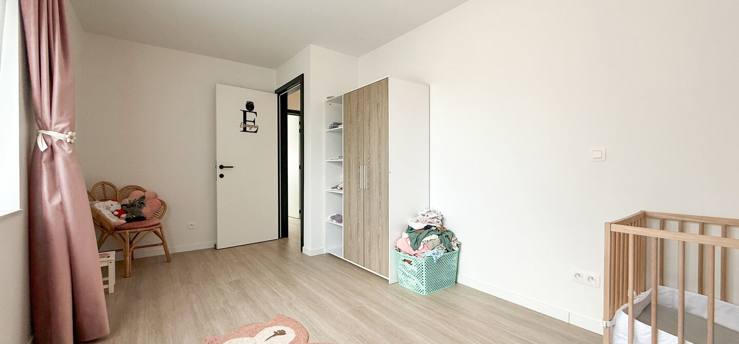 Bij ImmoFusion  7/7 “open huis”  : klik op onze 3D-TOUR.
Ervaar vastgoed alsof je er zelf doorloopt!

Welkom in deze schitterende halfopen BEN-nieuwbouwwoning in Paal, voorzien van vier slaapkamers. Kopen is verhuizen: deze woning is helemaal klaar om