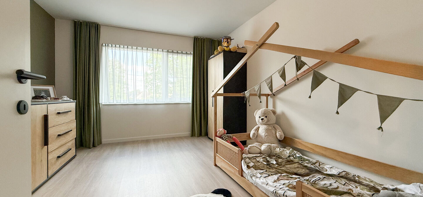 Bij ImmoFusion  7/7 “open huis”  : klik op onze 3D-TOUR.
Ervaar vastgoed alsof je er zelf doorloopt!

Welkom in deze schitterende halfopen BEN-nieuwbouwwoning in Paal, voorzien van vier slaapkamers. Kopen is verhuizen: deze woning is helemaal klaar om