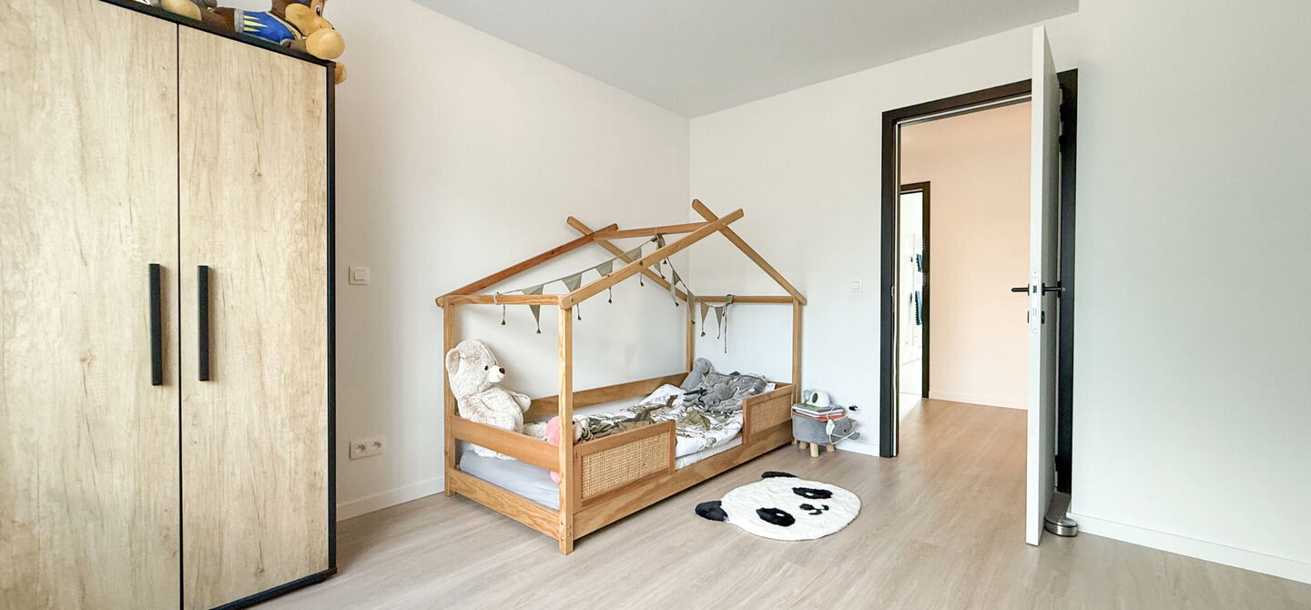 Bij ImmoFusion  7/7 “open huis”  : klik op onze 3D-TOUR.
Ervaar vastgoed alsof je er zelf doorloopt!

Welkom in deze schitterende halfopen BEN-nieuwbouwwoning in Paal, voorzien van vier slaapkamers. Kopen is verhuizen: deze woning is helemaal klaar om