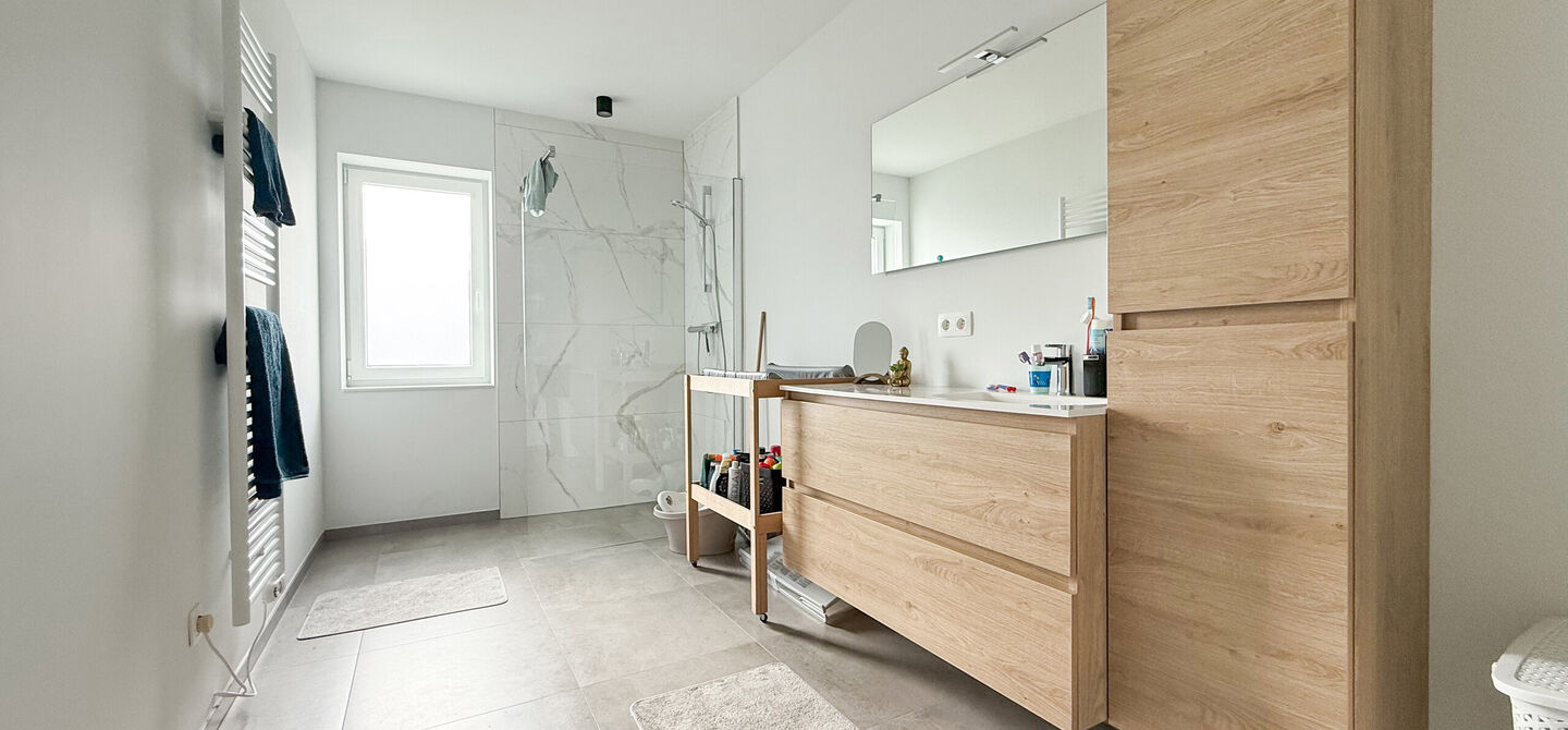 Bij ImmoFusion  7/7 “open huis”  : klik op onze 3D-TOUR.
Ervaar vastgoed alsof je er zelf doorloopt!

Welkom in deze schitterende halfopen BEN-nieuwbouwwoning in Paal, voorzien van vier slaapkamers. Kopen is verhuizen: deze woning is helemaal klaar om