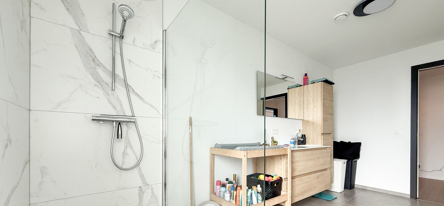 Bij ImmoFusion  7/7 “open huis”  : klik op onze 3D-TOUR.
Ervaar vastgoed alsof je er zelf doorloopt!

Welkom in deze schitterende halfopen BEN-nieuwbouwwoning in Paal, voorzien van vier slaapkamers. Kopen is verhuizen: deze woning is helemaal klaar om