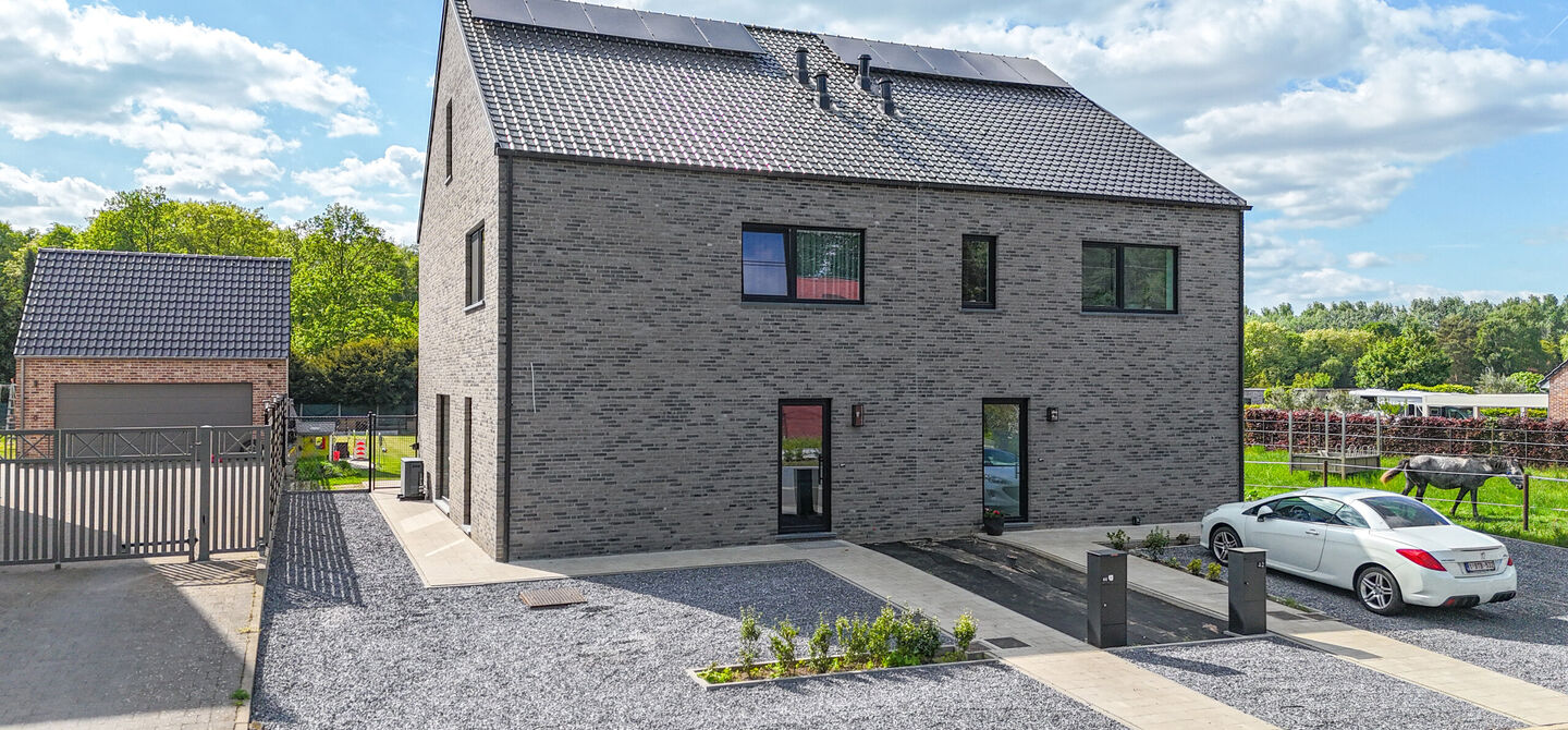 Bij ImmoFusion  7/7 “open huis”  : klik op onze 3D-TOUR.
Ervaar vastgoed alsof je er zelf doorloopt!

Welkom in deze schitterende halfopen BEN-nieuwbouwwoning in Paal, voorzien van vier slaapkamers. Kopen is verhuizen: deze woning is helemaal klaar om