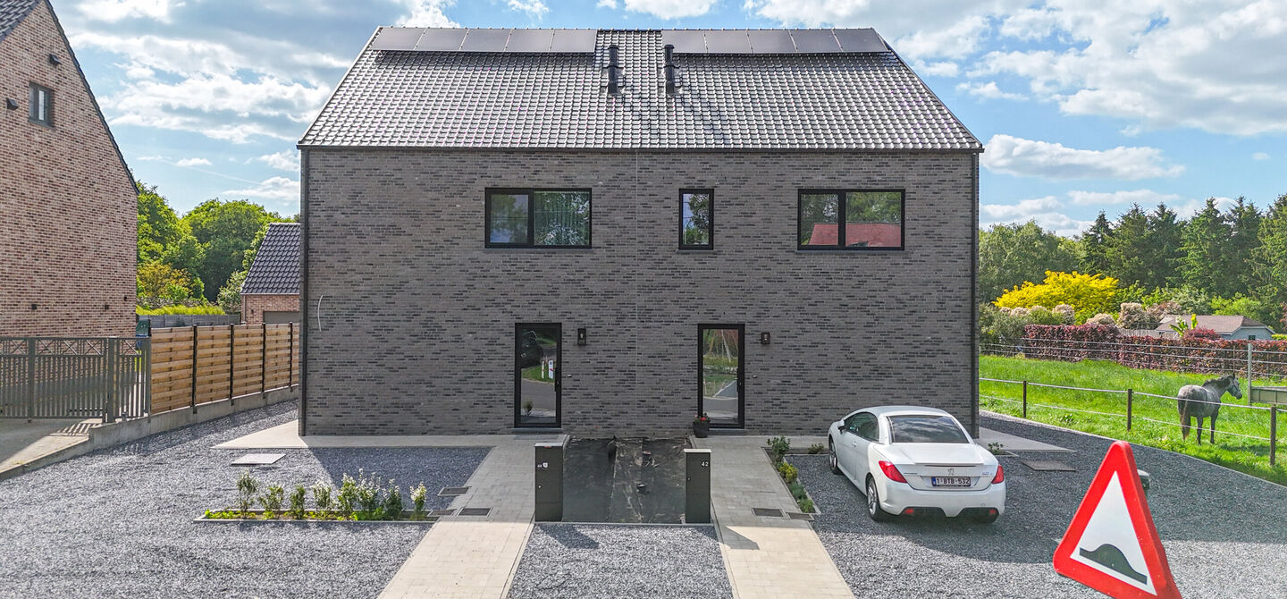 Bij ImmoFusion  7/7 “open huis”  : klik op onze 3D-TOUR.
Ervaar vastgoed alsof je er zelf doorloopt!

Welkom in deze schitterende halfopen BEN-nieuwbouwwoning in Paal, voorzien van vier slaapkamers. Kopen is verhuizen: deze woning is helemaal klaar om