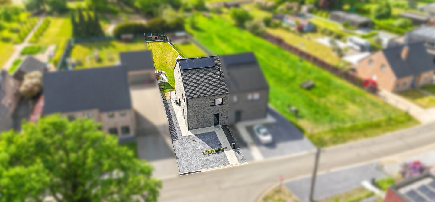 Bij ImmoFusion  7/7 “open huis”  : klik op onze 3D-TOUR.
Ervaar vastgoed alsof je er zelf doorloopt!

Welkom in deze schitterende halfopen BEN-nieuwbouwwoning in Paal, voorzien van vier slaapkamers. Kopen is verhuizen: deze woning is helemaal klaar om