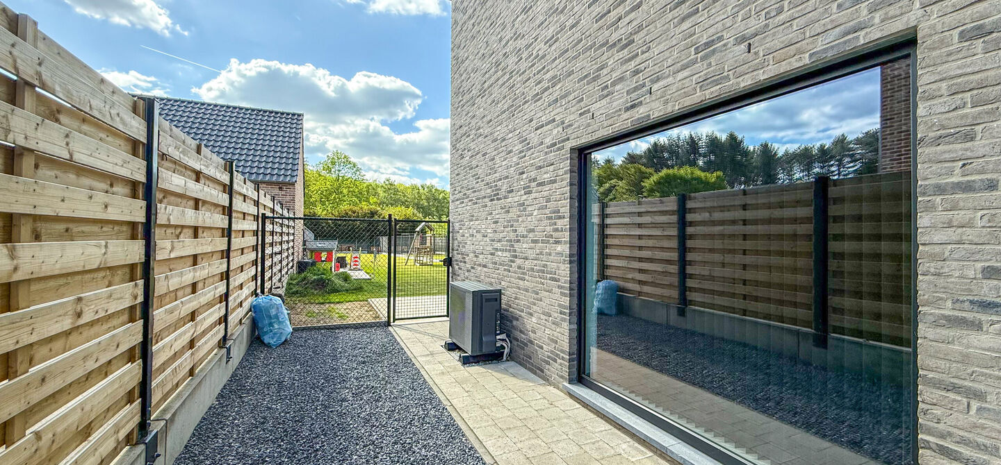 Bij ImmoFusion  7/7 “open huis”  : klik op onze 3D-TOUR.
Ervaar vastgoed alsof je er zelf doorloopt!

Welkom in deze schitterende halfopen BEN-nieuwbouwwoning in Paal, voorzien van vier slaapkamers. Kopen is verhuizen: deze woning is helemaal klaar om