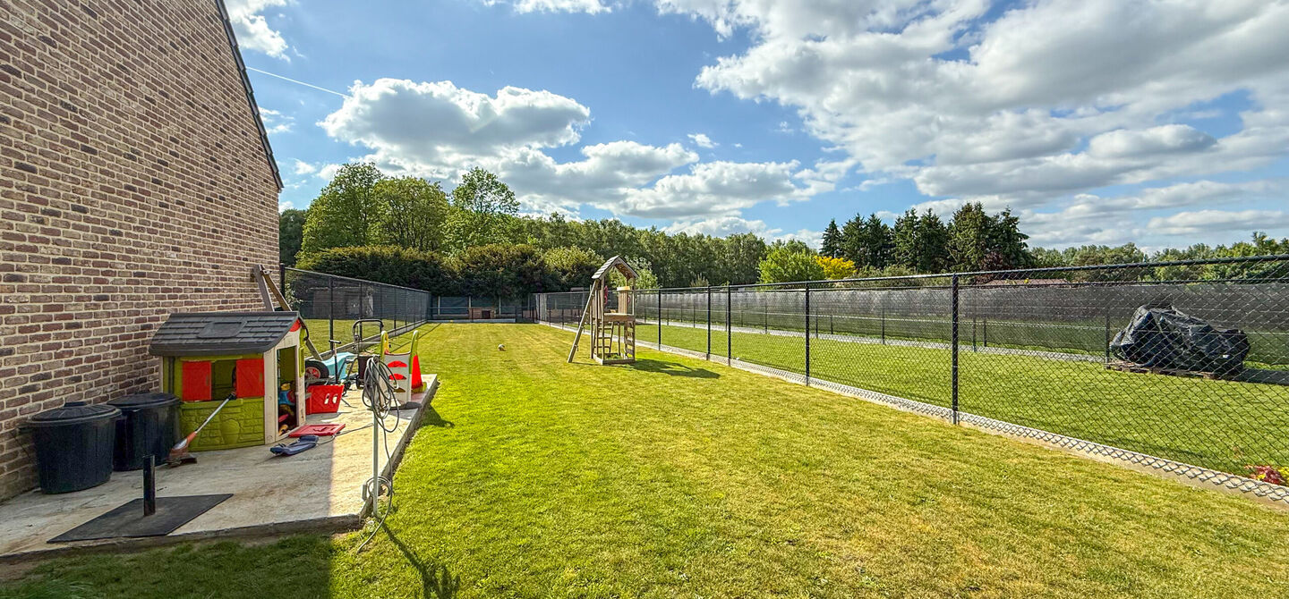 Bij ImmoFusion  7/7 “open huis”  : klik op onze 3D-TOUR.
Ervaar vastgoed alsof je er zelf doorloopt!

Welkom in deze schitterende halfopen BEN-nieuwbouwwoning in Paal, voorzien van vier slaapkamers. Kopen is verhuizen: deze woning is helemaal klaar om