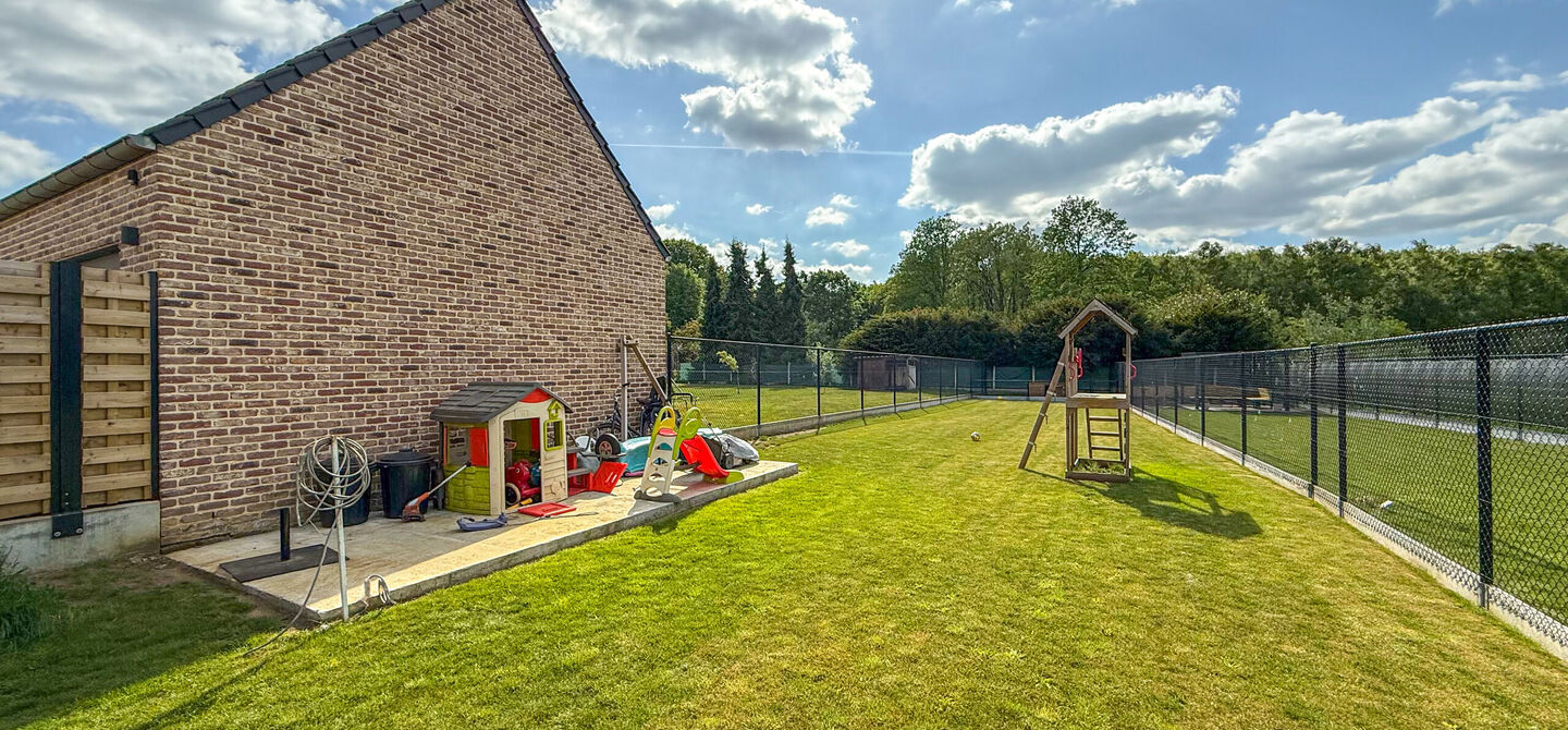 Bij ImmoFusion  7/7 “open huis”  : klik op onze 3D-TOUR.
Ervaar vastgoed alsof je er zelf doorloopt!

Welkom in deze schitterende halfopen BEN-nieuwbouwwoning in Paal, voorzien van vier slaapkamers. Kopen is verhuizen: deze woning is helemaal klaar om