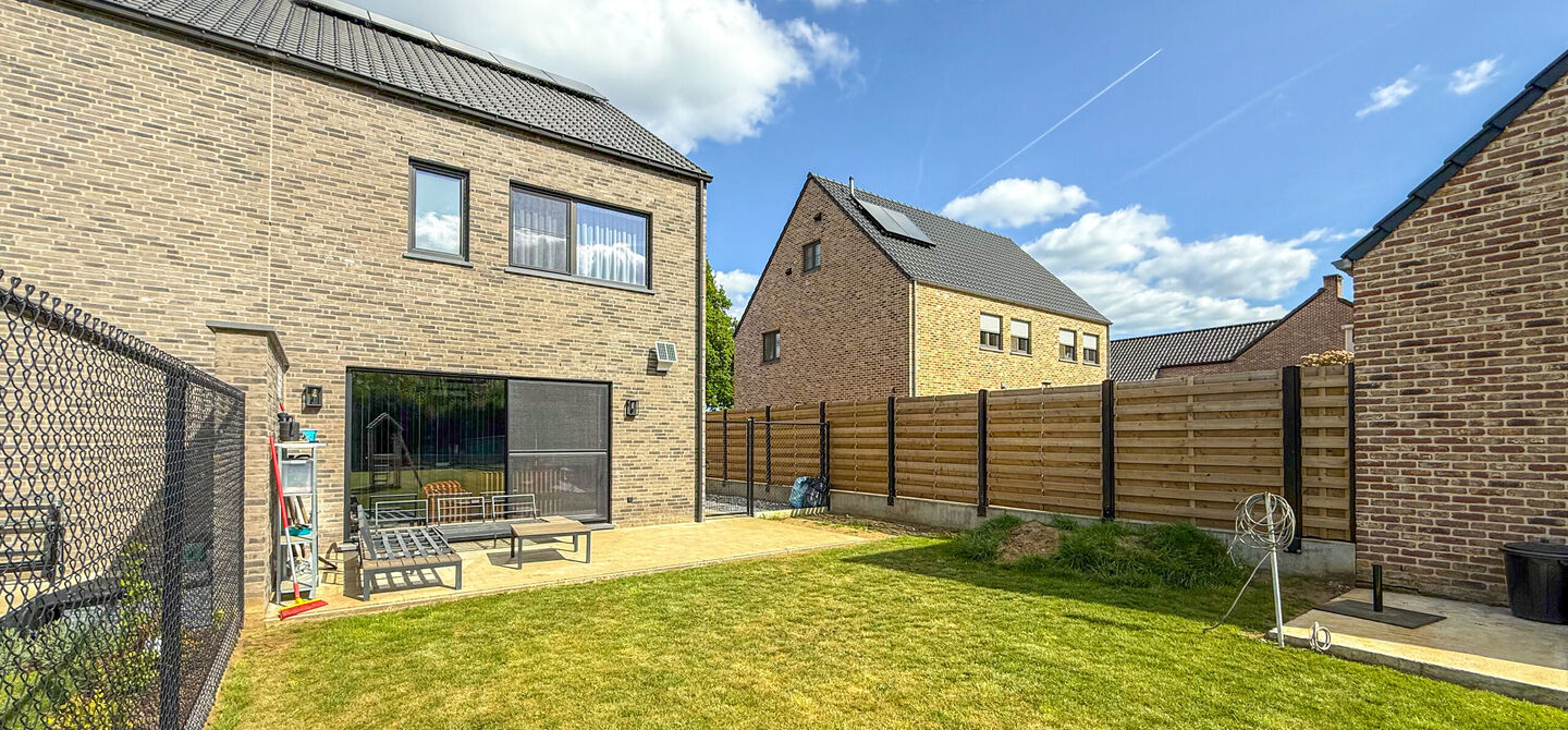 Bij ImmoFusion  7/7 “open huis”  : klik op onze 3D-TOUR.
Ervaar vastgoed alsof je er zelf doorloopt!

Welkom in deze schitterende halfopen BEN-nieuwbouwwoning in Paal, voorzien van vier slaapkamers. Kopen is verhuizen: deze woning is helemaal klaar om