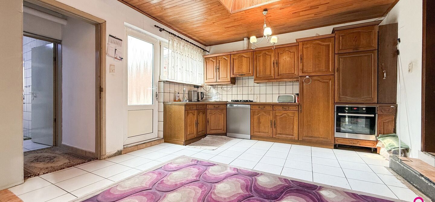 Bij ImmoFusion 7/7 “open huis” : klik op onze 3D-TOUR. Ervaar vastgoed alsof je er zelf doorloopt!

Gezellige gezinswoning met potentieel op rustige ligging vlakbij centrum en invalswegen!
Ben je op zoek naar een woning waarin je nog jouw persoonlijke