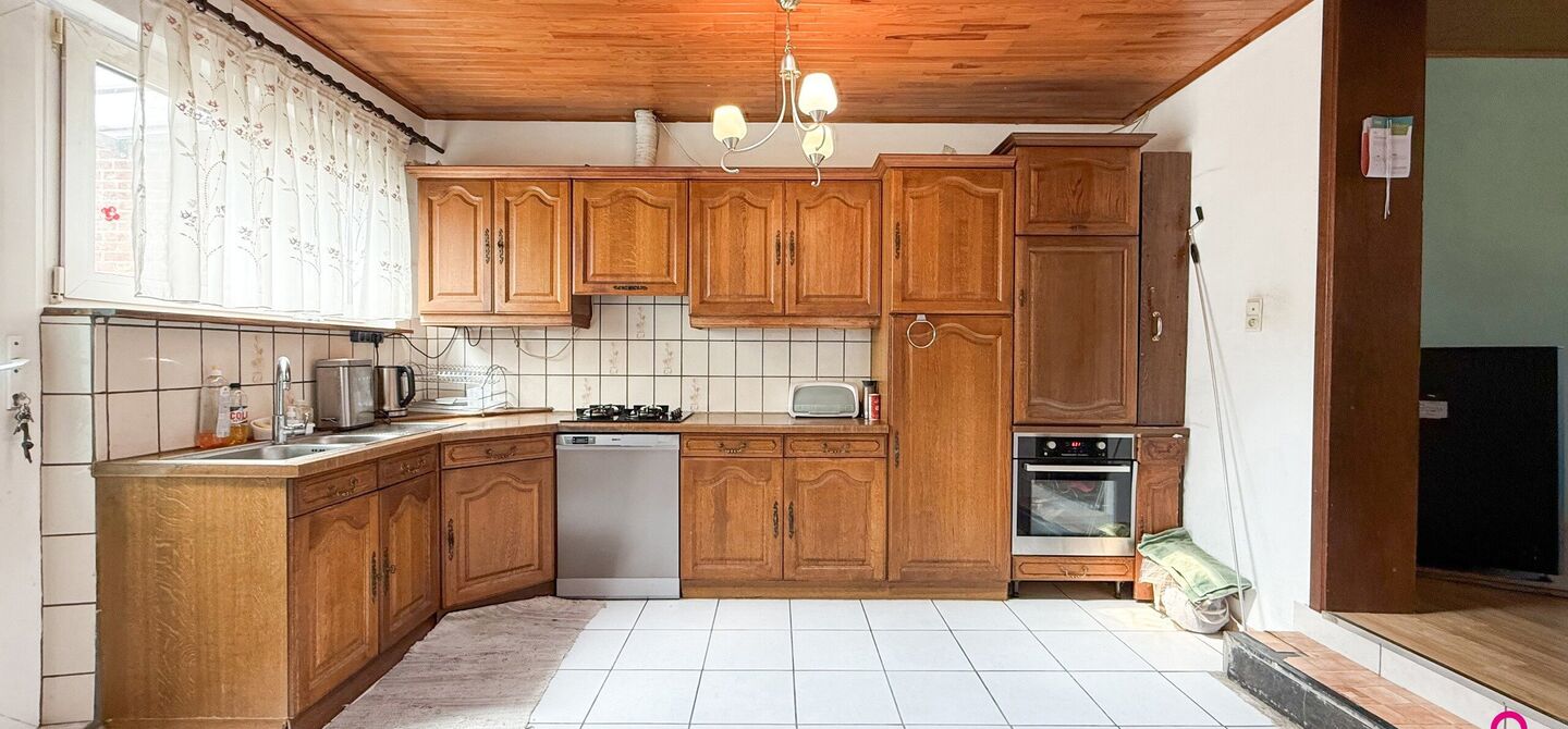 Bij ImmoFusion 7/7 “open huis” : klik op onze 3D-TOUR. Ervaar vastgoed alsof je er zelf doorloopt!

Gezellige gezinswoning met potentieel op rustige ligging vlakbij centrum en invalswegen!
Ben je op zoek naar een woning waarin je nog jouw persoonlijke
