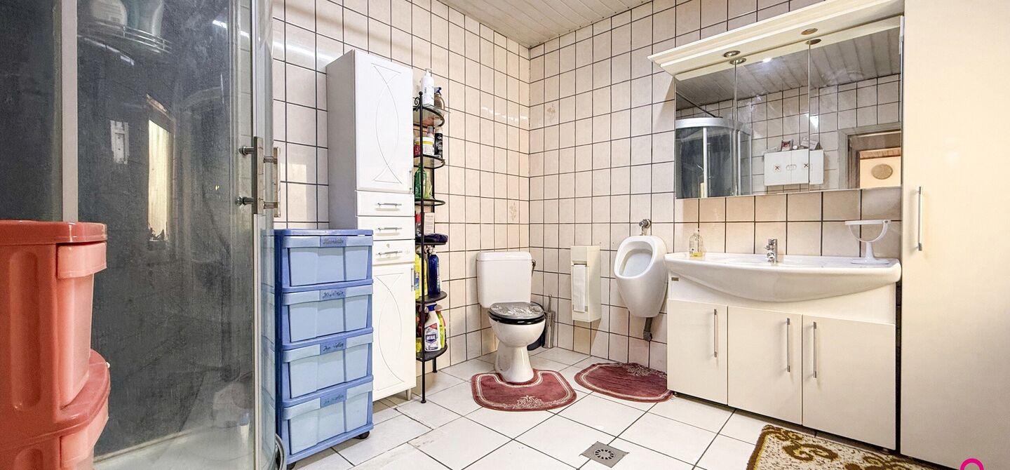 Bij ImmoFusion 7/7 “open huis” : klik op onze 3D-TOUR. Ervaar vastgoed alsof je er zelf doorloopt!

Gezellige gezinswoning met potentieel op rustige ligging vlakbij centrum en invalswegen!
Ben je op zoek naar een woning waarin je nog jouw persoonlijke