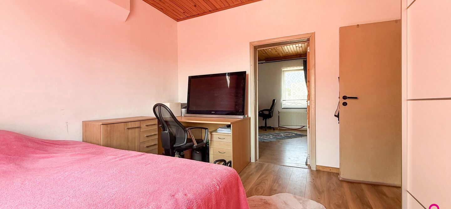Bij ImmoFusion 7/7 “open huis” : klik op onze 3D-TOUR. Ervaar vastgoed alsof je er zelf doorloopt!

Gezellige gezinswoning met potentieel op rustige ligging vlakbij centrum en invalswegen!
Ben je op zoek naar een woning waarin je nog jouw persoonlijke
