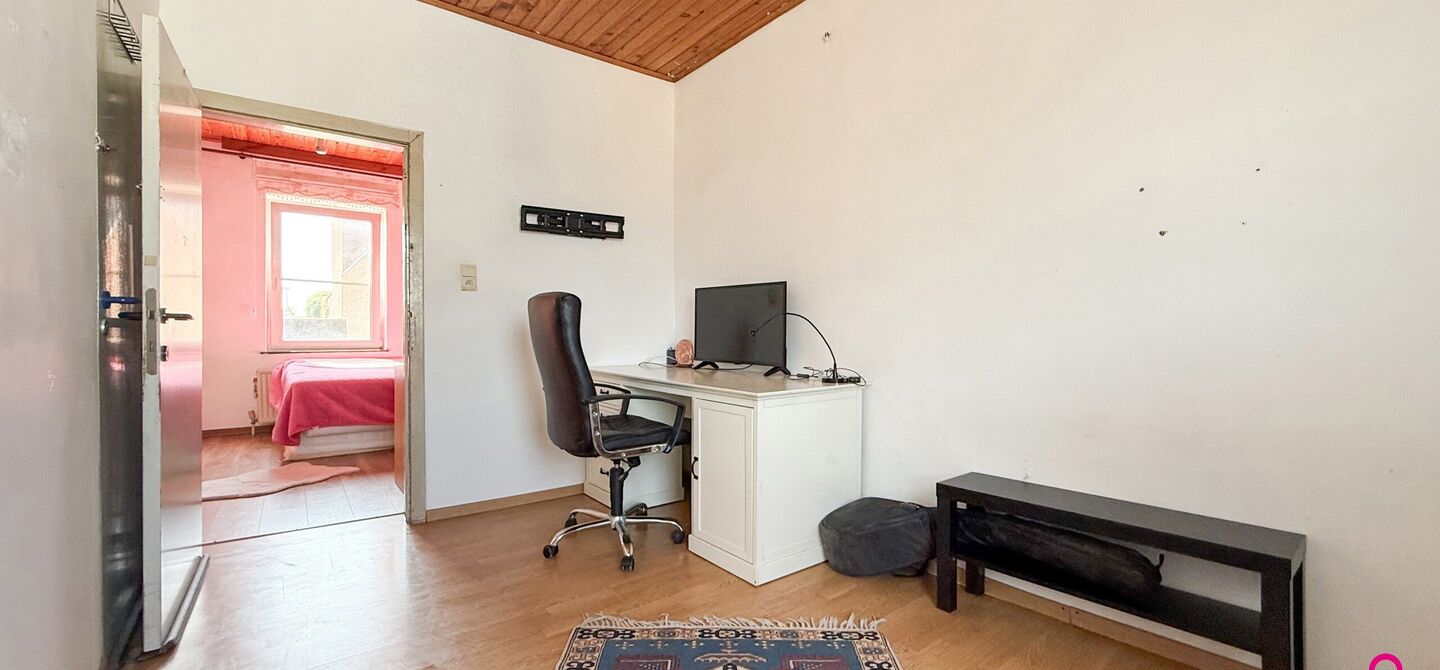 Bij ImmoFusion 7/7 “open huis” : klik op onze 3D-TOUR. Ervaar vastgoed alsof je er zelf doorloopt!

Gezellige gezinswoning met potentieel op rustige ligging vlakbij centrum en invalswegen!
Ben je op zoek naar een woning waarin je nog jouw persoonlijke