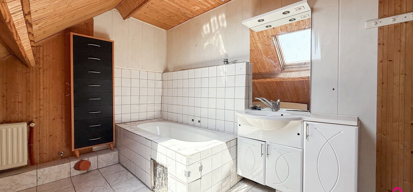 Bij ImmoFusion 7/7 “open huis” : klik op onze 3D-TOUR. Ervaar vastgoed alsof je er zelf doorloopt!

Gezellige gezinswoning met potentieel op rustige ligging vlakbij centrum en invalswegen!
Ben je op zoek naar een woning waarin je nog jouw persoonlijke