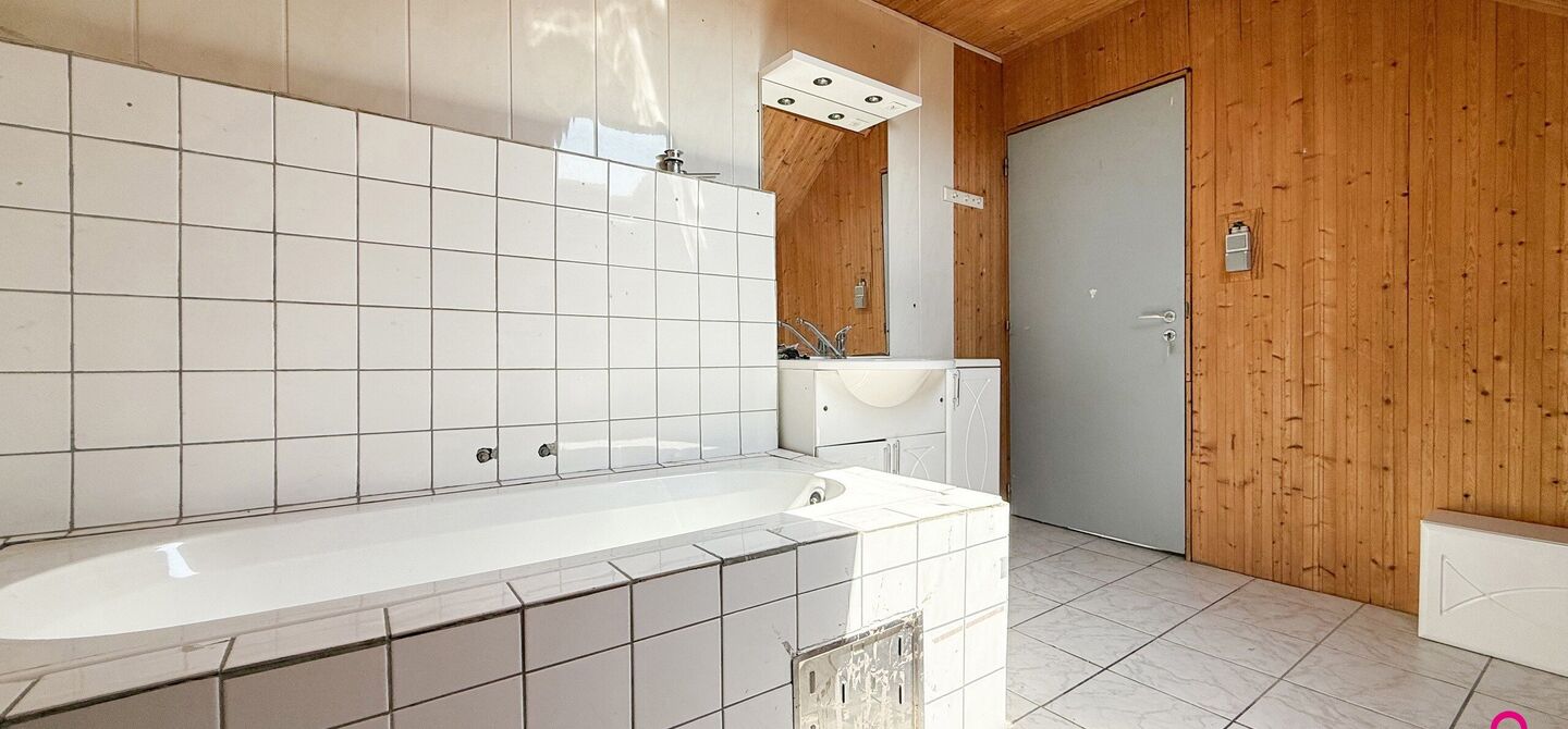 Bij ImmoFusion 7/7 “open huis” : klik op onze 3D-TOUR. Ervaar vastgoed alsof je er zelf doorloopt!

Gezellige gezinswoning met potentieel op rustige ligging vlakbij centrum en invalswegen!
Ben je op zoek naar een woning waarin je nog jouw persoonlijke