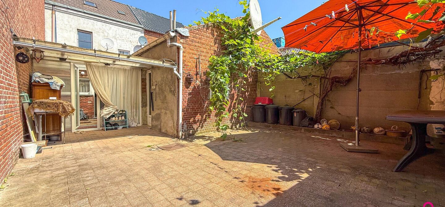 Bij ImmoFusion 7/7 “open huis” : klik op onze 3D-TOUR. Ervaar vastgoed alsof je er zelf doorloopt!

Gezellige gezinswoning met potentieel op rustige ligging vlakbij centrum en invalswegen!
Ben je op zoek naar een woning waarin je nog jouw persoonlijke