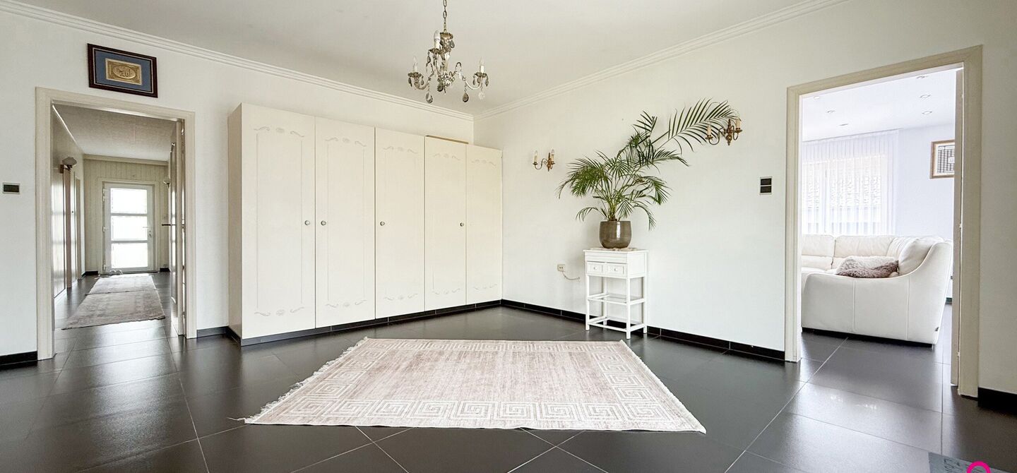 Bij ImmoFusion 7/7 “open huis”: klik op onze 3D-TOUR.
Ervaar vastgoed alsof je er zelf doorloopt!

Welkom op de Beverlosesteenweg 408 in Beringen: een uitzonderlijk ruime en volledig instapklare woning met maar liefst 6 slaapkamers, 2 badkamers, garag