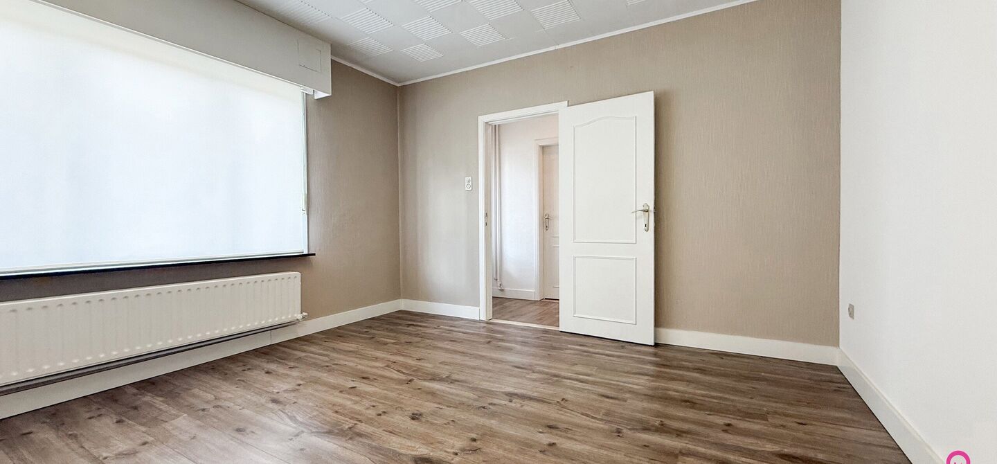 Deze open bebouwing in Beringen biedt een bewoonbare oppervlakte van 112m², een volledig omheind perceel van 645m² met een straatbreedte van 21m, én een inpandige garage. Dankzij de gunstige ligging vlakbij de autostraden combineert dit pand bereikbaar