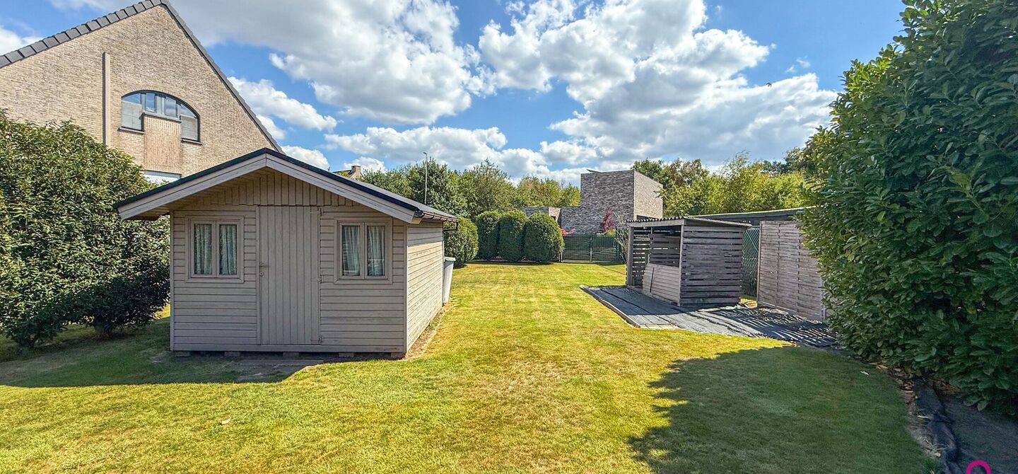 Deze open bebouwing in Beringen biedt een bewoonbare oppervlakte van 112m², een volledig omheind perceel van 645m² met een straatbreedte van 21m, én een inpandige garage. Dankzij de gunstige ligging vlakbij de autostraden combineert dit pand bereikbaar