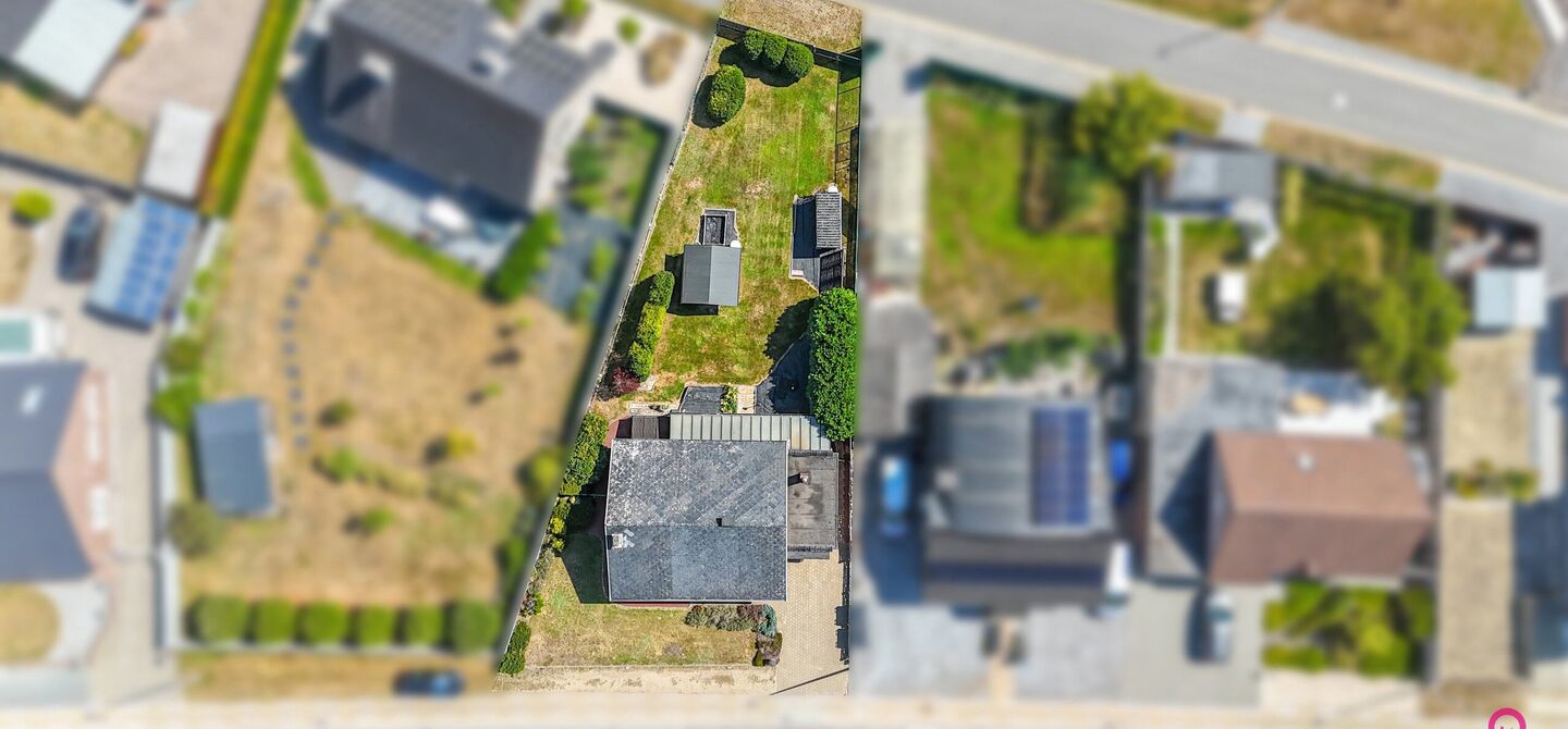 Deze open bebouwing in Beringen biedt een bewoonbare oppervlakte van 112m², een volledig omheind perceel van 645m² met een straatbreedte van 21m, én een inpandige garage. Dankzij de gunstige ligging vlakbij de autostraden combineert dit pand bereikbaar