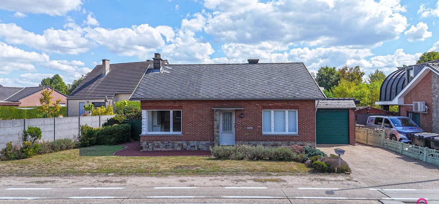 Deze open bebouwing in Beringen biedt een bewoonbare oppervlakte van 112m², een volledig omheind perceel van 645m² met een straatbreedte van 21m, én een inpandige garage. Dankzij de gunstige ligging vlakbij de autostraden combineert dit pand bereikbaar