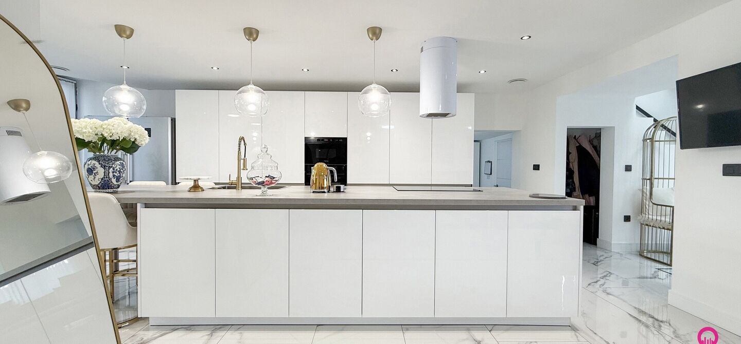 Bij ImmoFusion 7/7 “open huis” : klik op onze 3D-TOUR.

Ervaar vastgoed alsof je er zelf doorloopt!

Stap binnen in deze prachtig gerenoveerde woning uit 2024, gelegen in een rustige doodlopende straat langs het kanaal van Beringen. Met een bewoonbare