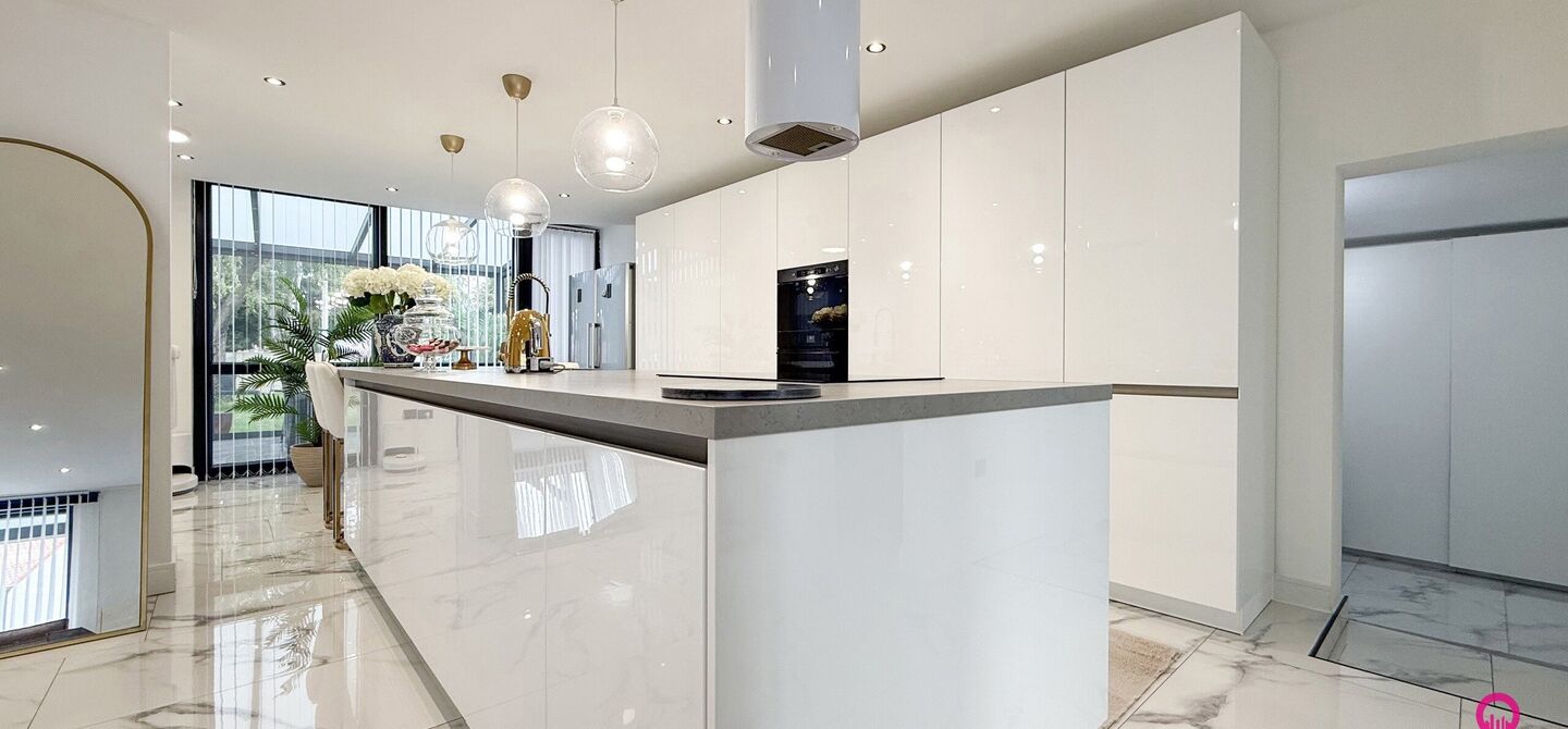 Bij ImmoFusion 7/7 “open huis” : klik op onze 3D-TOUR.

Ervaar vastgoed alsof je er zelf doorloopt!

Stap binnen in deze prachtig gerenoveerde woning uit 2024, gelegen in een rustige doodlopende straat langs het kanaal van Beringen. Met een bewoonbare