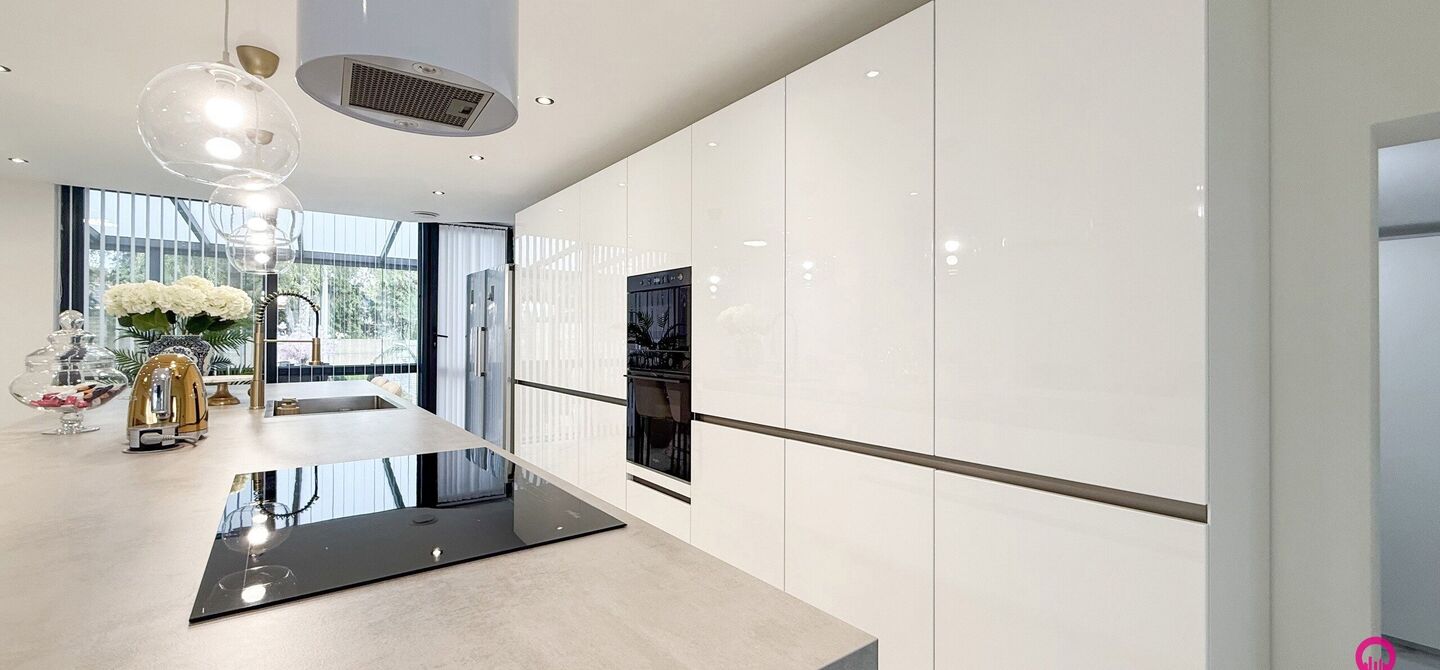 Bij ImmoFusion 7/7 “open huis” : klik op onze 3D-TOUR.

Ervaar vastgoed alsof je er zelf doorloopt!

Stap binnen in deze prachtig gerenoveerde woning uit 2024, gelegen in een rustige doodlopende straat langs het kanaal van Beringen. Met een bewoonbare