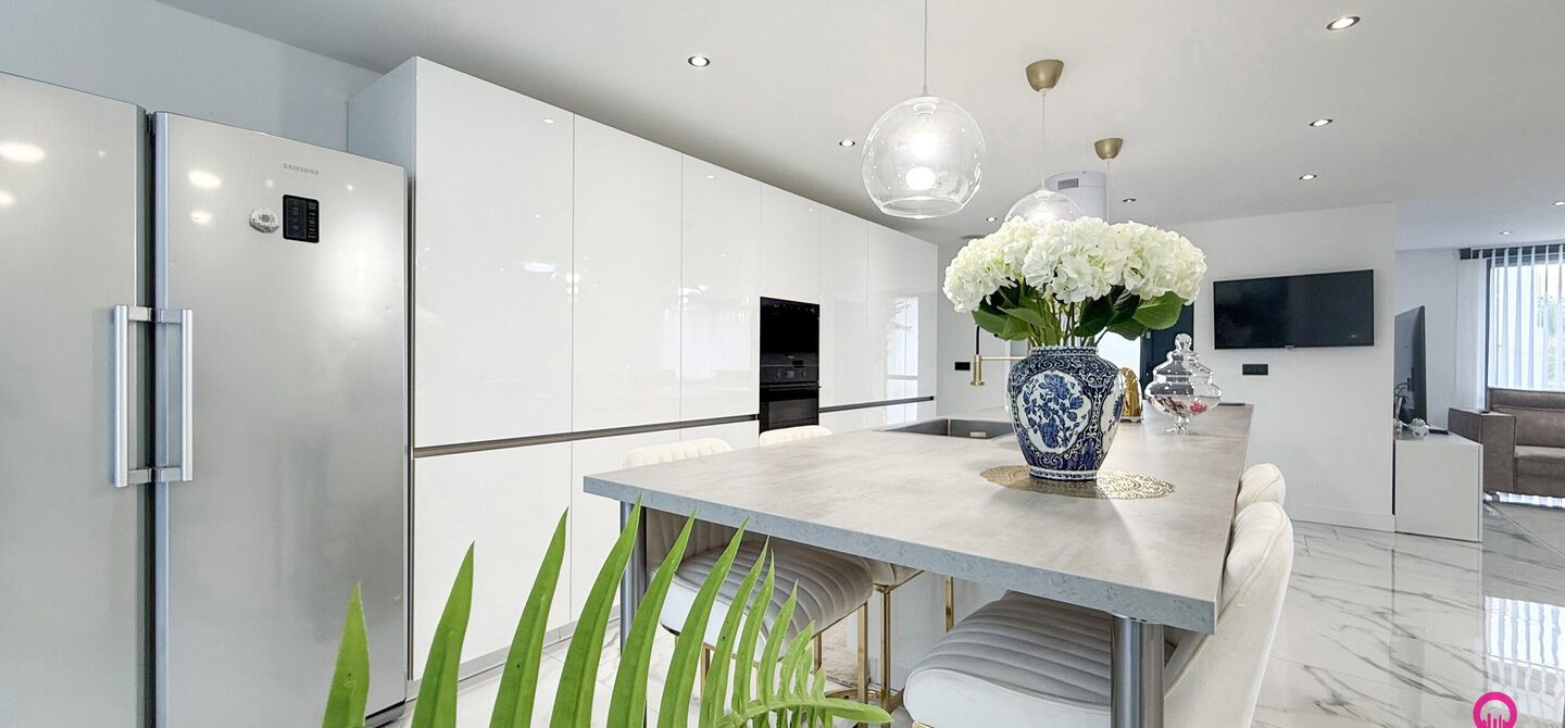 Bij ImmoFusion 7/7 “open huis” : klik op onze 3D-TOUR.

Ervaar vastgoed alsof je er zelf doorloopt!

Stap binnen in deze prachtig gerenoveerde woning uit 2024, gelegen in een rustige doodlopende straat langs het kanaal van Beringen. Met een bewoonbare
