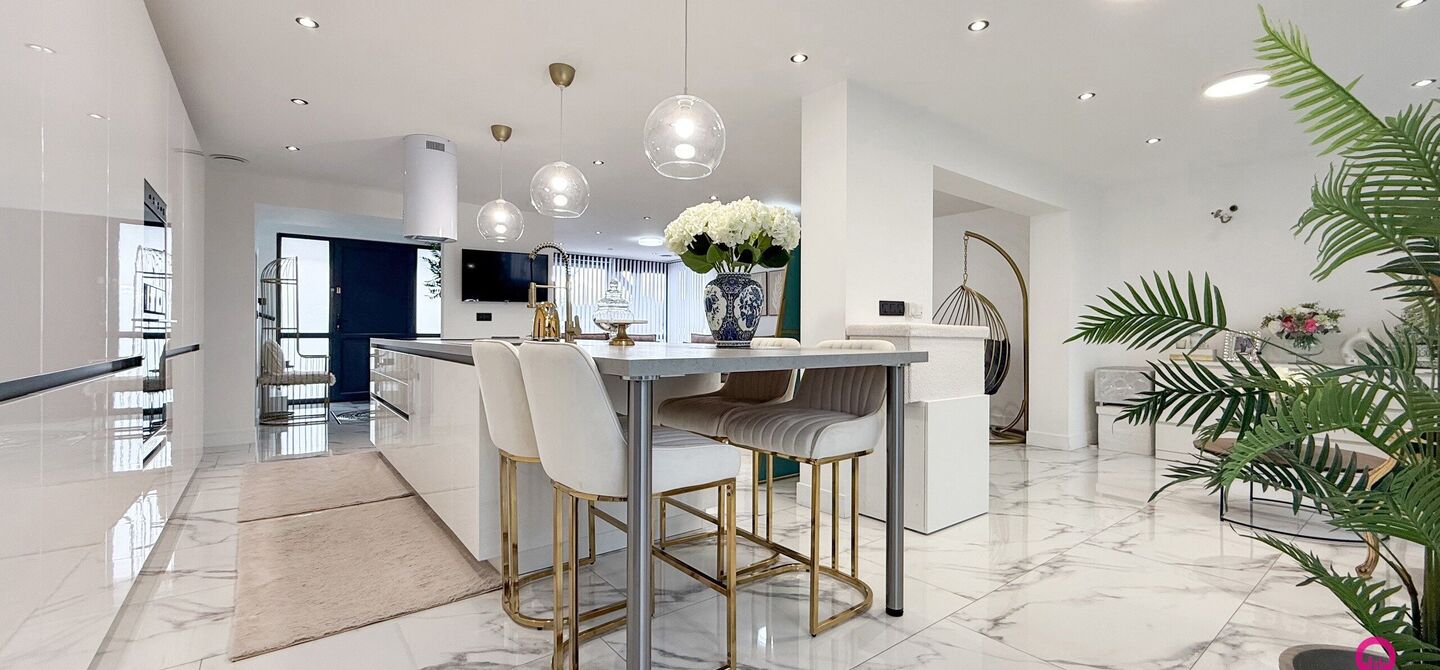 Bij ImmoFusion 7/7 “open huis” : klik op onze 3D-TOUR.

Ervaar vastgoed alsof je er zelf doorloopt!

Stap binnen in deze prachtig gerenoveerde woning uit 2024, gelegen in een rustige doodlopende straat langs het kanaal van Beringen. Met een bewoonbare