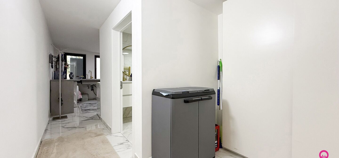 Bij ImmoFusion 7/7 “open huis” : klik op onze 3D-TOUR.

Ervaar vastgoed alsof je er zelf doorloopt!

Stap binnen in deze prachtig gerenoveerde woning uit 2024, gelegen in een rustige doodlopende straat langs het kanaal van Beringen. Met een bewoonbare