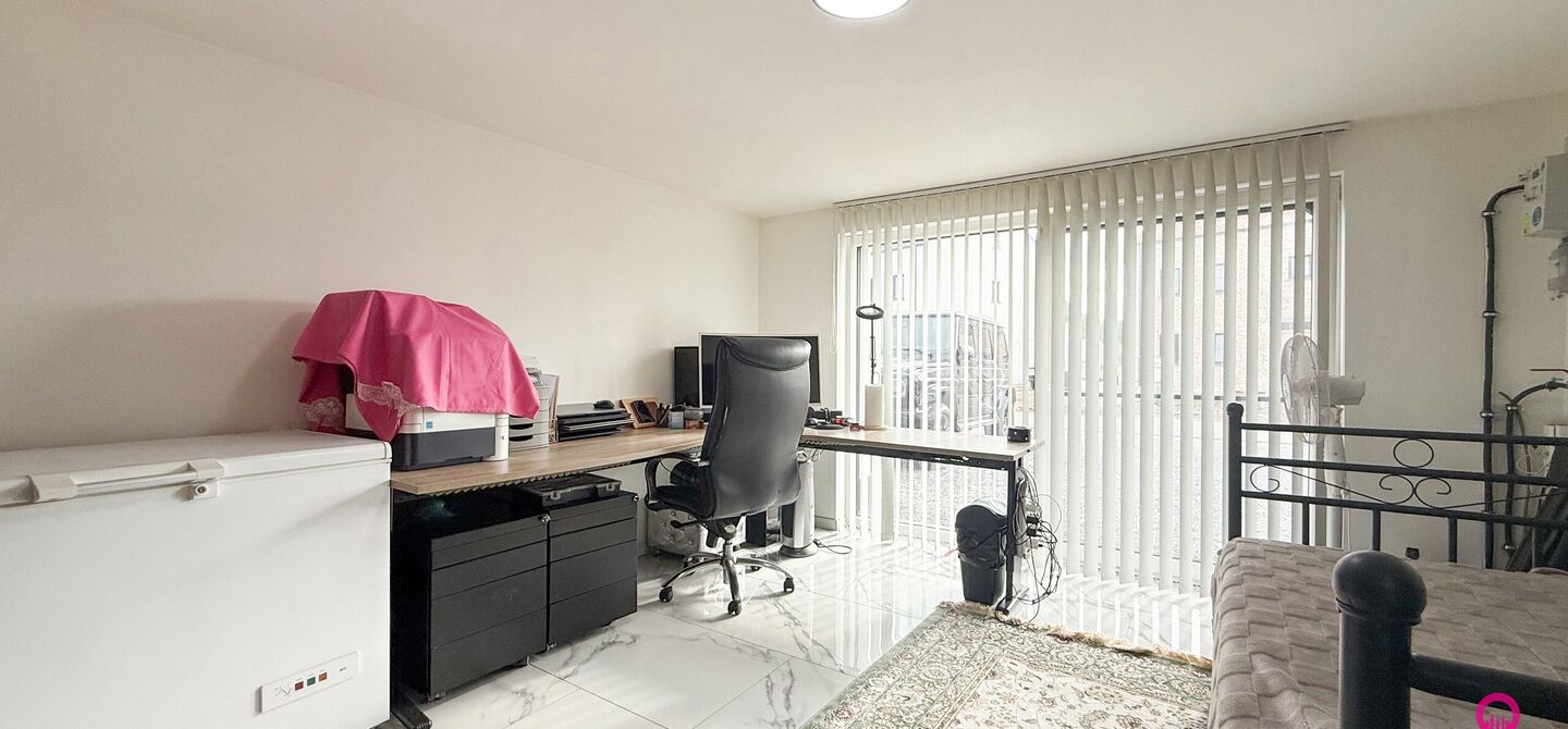 Bij ImmoFusion 7/7 “open huis” : klik op onze 3D-TOUR.

Ervaar vastgoed alsof je er zelf doorloopt!

Stap binnen in deze prachtig gerenoveerde woning uit 2024, gelegen in een rustige doodlopende straat langs het kanaal van Beringen. Met een bewoonbare