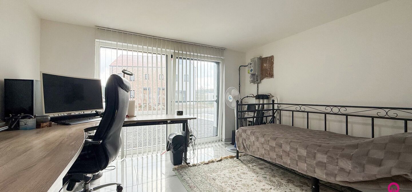 Bij ImmoFusion 7/7 “open huis” : klik op onze 3D-TOUR.

Ervaar vastgoed alsof je er zelf doorloopt!

Stap binnen in deze prachtig gerenoveerde woning uit 2024, gelegen in een rustige doodlopende straat langs het kanaal van Beringen. Met een bewoonbare