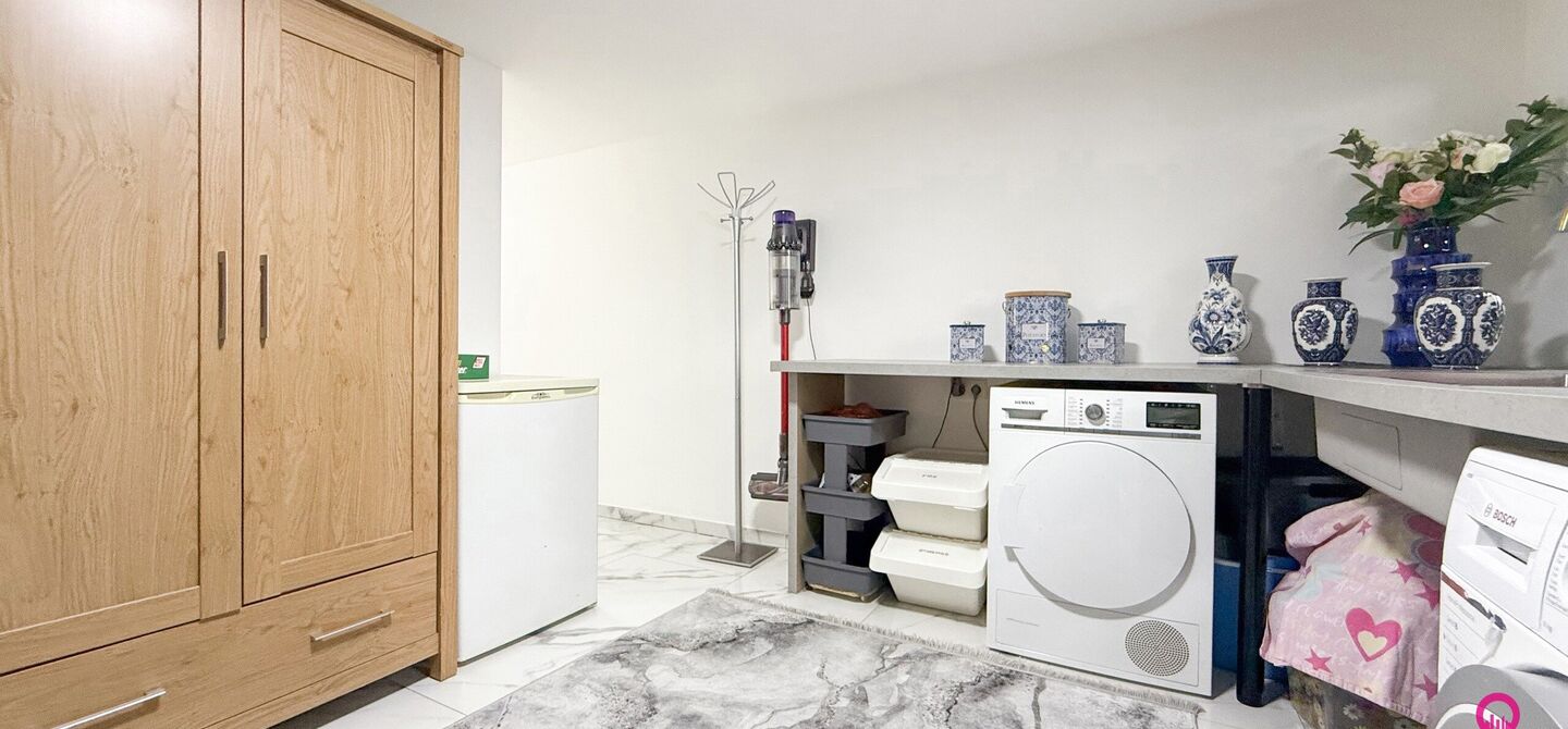 Bij ImmoFusion 7/7 “open huis” : klik op onze 3D-TOUR.

Ervaar vastgoed alsof je er zelf doorloopt!

Stap binnen in deze prachtig gerenoveerde woning uit 2024, gelegen in een rustige doodlopende straat langs het kanaal van Beringen. Met een bewoonbare