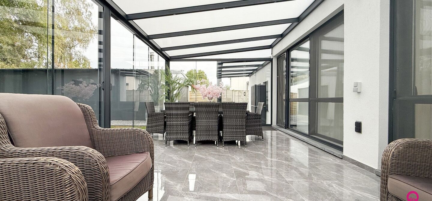 Bij ImmoFusion 7/7 “open huis” : klik op onze 3D-TOUR.

Ervaar vastgoed alsof je er zelf doorloopt!

Stap binnen in deze prachtig gerenoveerde woning uit 2024, gelegen in een rustige doodlopende straat langs het kanaal van Beringen. Met een bewoonbare