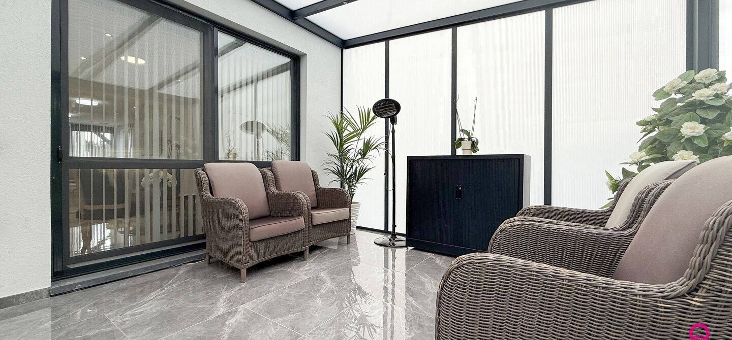 Bij ImmoFusion 7/7 “open huis” : klik op onze 3D-TOUR.

Ervaar vastgoed alsof je er zelf doorloopt!

Stap binnen in deze prachtig gerenoveerde woning uit 2024, gelegen in een rustige doodlopende straat langs het kanaal van Beringen. Met een bewoonbare