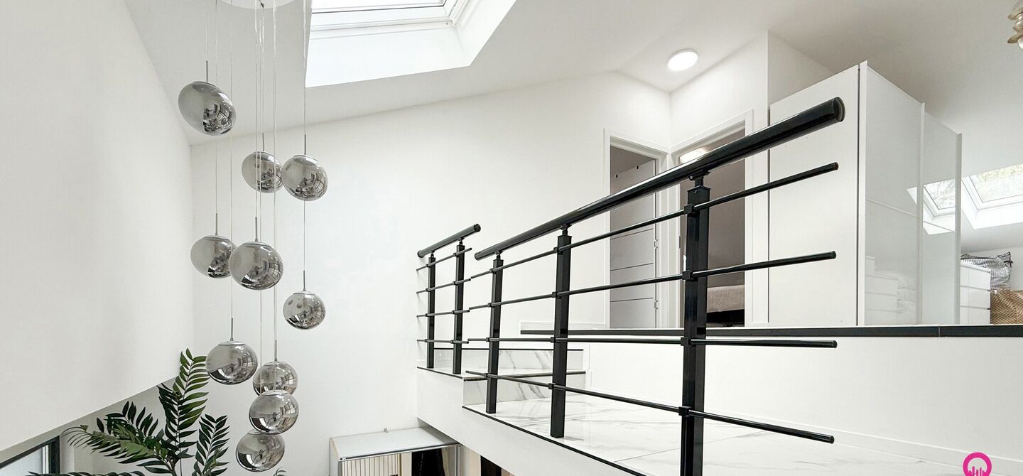 Bij ImmoFusion 7/7 “open huis” : klik op onze 3D-TOUR.

Ervaar vastgoed alsof je er zelf doorloopt!

Stap binnen in deze prachtig gerenoveerde woning uit 2024, gelegen in een rustige doodlopende straat langs het kanaal van Beringen. Met een bewoonbare