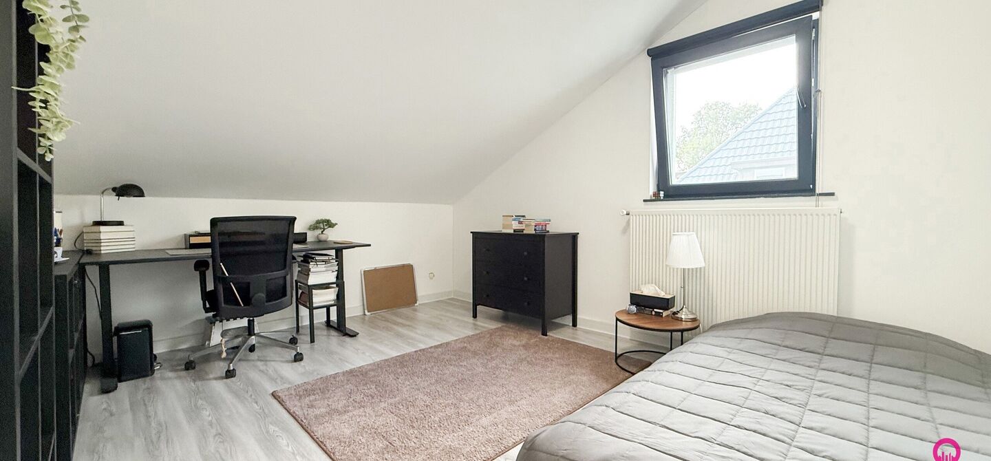 Bij ImmoFusion 7/7 “open huis” : klik op onze 3D-TOUR.

Ervaar vastgoed alsof je er zelf doorloopt!

Stap binnen in deze prachtig gerenoveerde woning uit 2024, gelegen in een rustige doodlopende straat langs het kanaal van Beringen. Met een bewoonbare