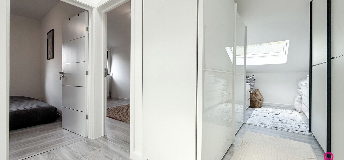 Bij ImmoFusion 7/7 “open huis” : klik op onze 3D-TOUR.

Ervaar vastgoed alsof je er zelf doorloopt!

Stap binnen in deze prachtig gerenoveerde woning uit 2024, gelegen in een rustige doodlopende straat langs het kanaal van Beringen. Met een bewoonbare