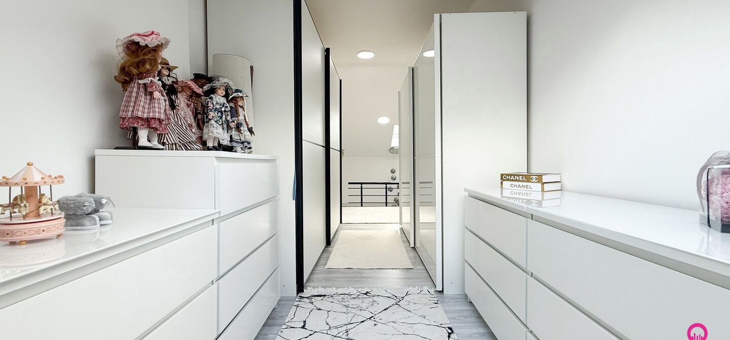 Bij ImmoFusion 7/7 “open huis” : klik op onze 3D-TOUR.

Ervaar vastgoed alsof je er zelf doorloopt!

Stap binnen in deze prachtig gerenoveerde woning uit 2024, gelegen in een rustige doodlopende straat langs het kanaal van Beringen. Met een bewoonbare