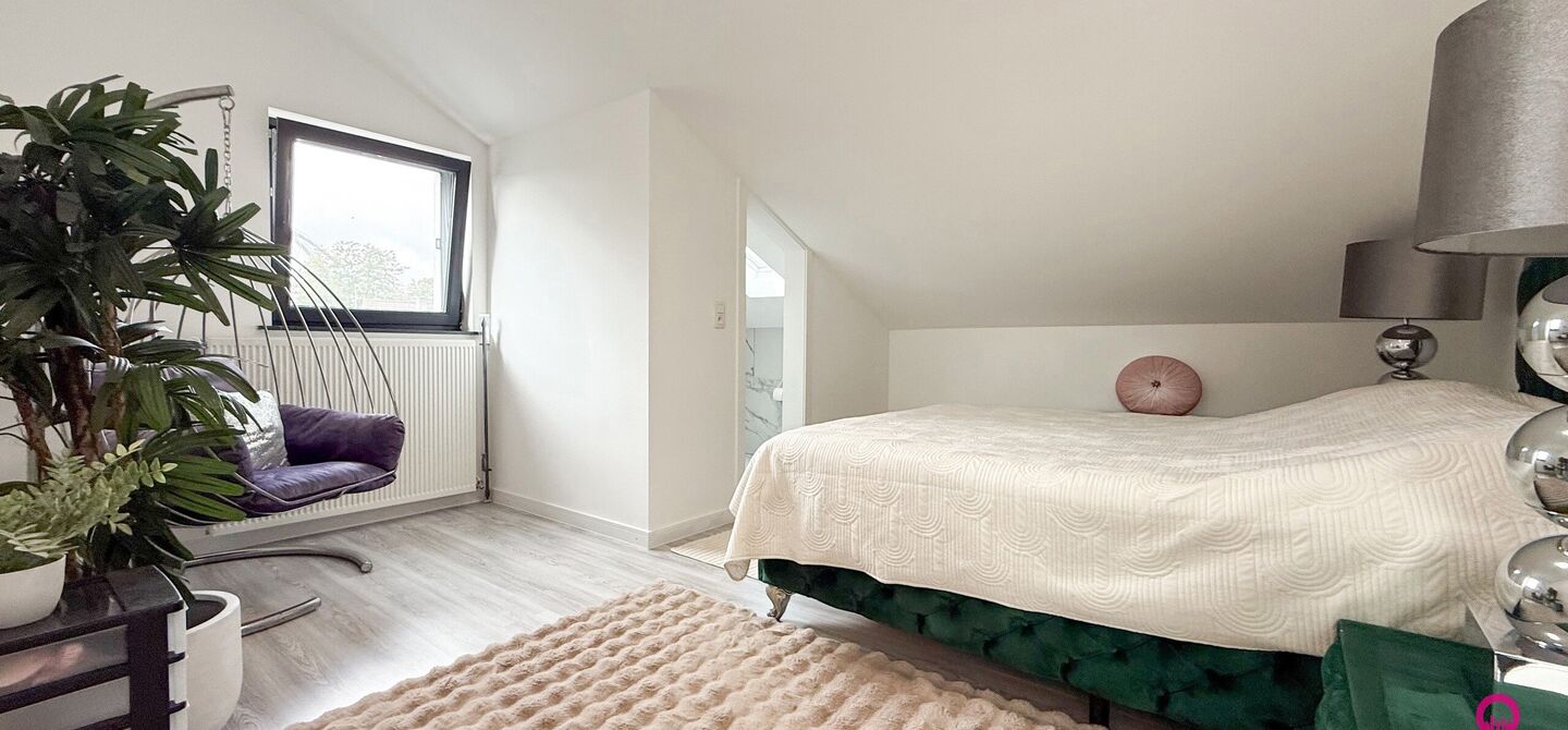 Bij ImmoFusion 7/7 “open huis” : klik op onze 3D-TOUR.

Ervaar vastgoed alsof je er zelf doorloopt!

Stap binnen in deze prachtig gerenoveerde woning uit 2024, gelegen in een rustige doodlopende straat langs het kanaal van Beringen. Met een bewoonbare