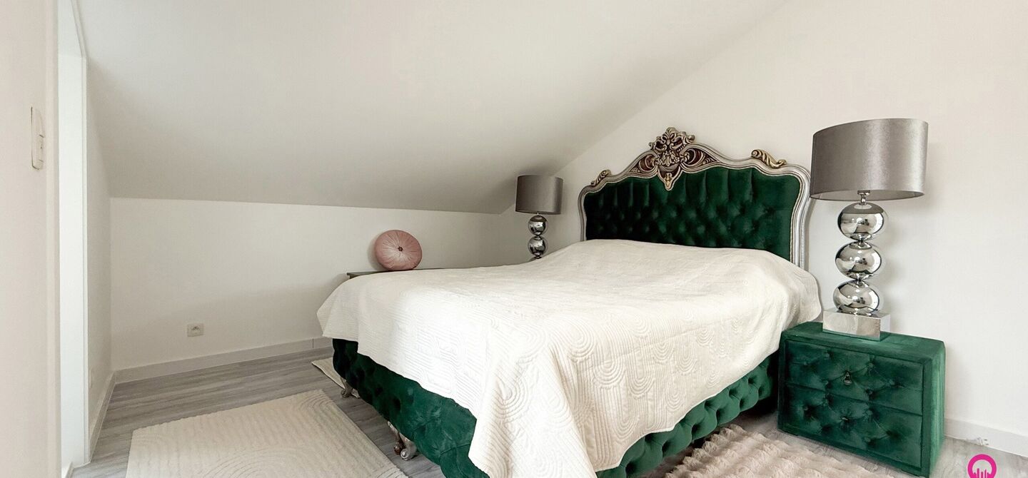 Bij ImmoFusion 7/7 “open huis” : klik op onze 3D-TOUR.

Ervaar vastgoed alsof je er zelf doorloopt!

Stap binnen in deze prachtig gerenoveerde woning uit 2024, gelegen in een rustige doodlopende straat langs het kanaal van Beringen. Met een bewoonbare