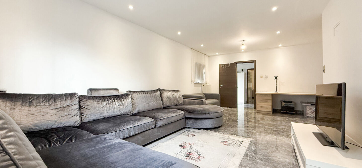 Bij ImmoFusion 7/7 “open huis”: klik op onze 3D-TOUR.
Ervaar vastgoed alsof je er zelf doorloopt!

Ontdek deze charmante halfopen woning aan de Tennisstraat 17 in Beringen, waar comfort, karakter en recente renovaties samenkomen. Dankzij de grondige v