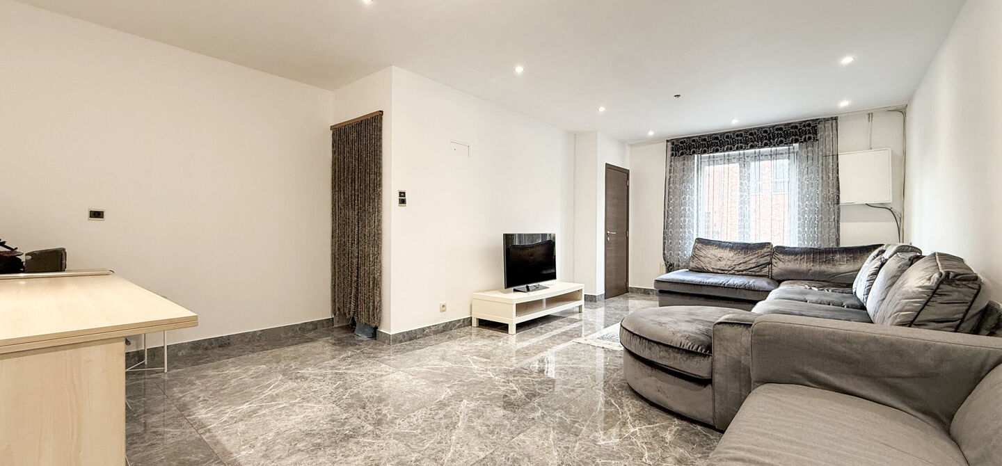 Bij ImmoFusion 7/7 “open huis”: klik op onze 3D-TOUR.
Ervaar vastgoed alsof je er zelf doorloopt!

Ontdek deze charmante halfopen woning aan de Tennisstraat 17 in Beringen, waar comfort, karakter en recente renovaties samenkomen. Dankzij de grondige v