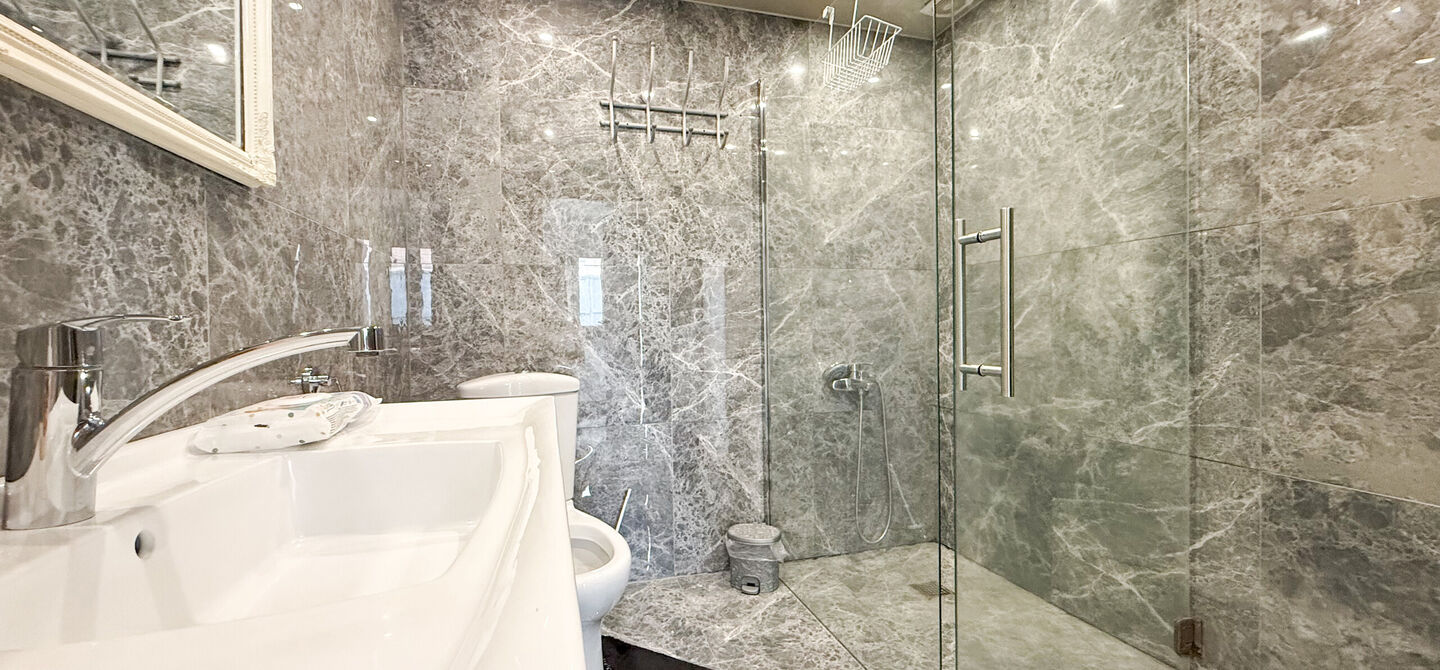 Bij ImmoFusion 7/7 “open huis”: klik op onze 3D-TOUR.
Ervaar vastgoed alsof je er zelf doorloopt!

Ontdek deze charmante halfopen woning aan de Tennisstraat 17 in Beringen, waar comfort, karakter en recente renovaties samenkomen. Dankzij de grondige v