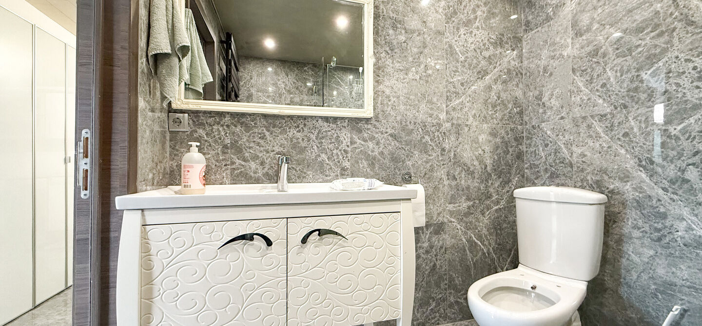 Bij ImmoFusion 7/7 “open huis”: klik op onze 3D-TOUR.
Ervaar vastgoed alsof je er zelf doorloopt!

Ontdek deze charmante halfopen woning aan de Tennisstraat 17 in Beringen, waar comfort, karakter en recente renovaties samenkomen. Dankzij de grondige v