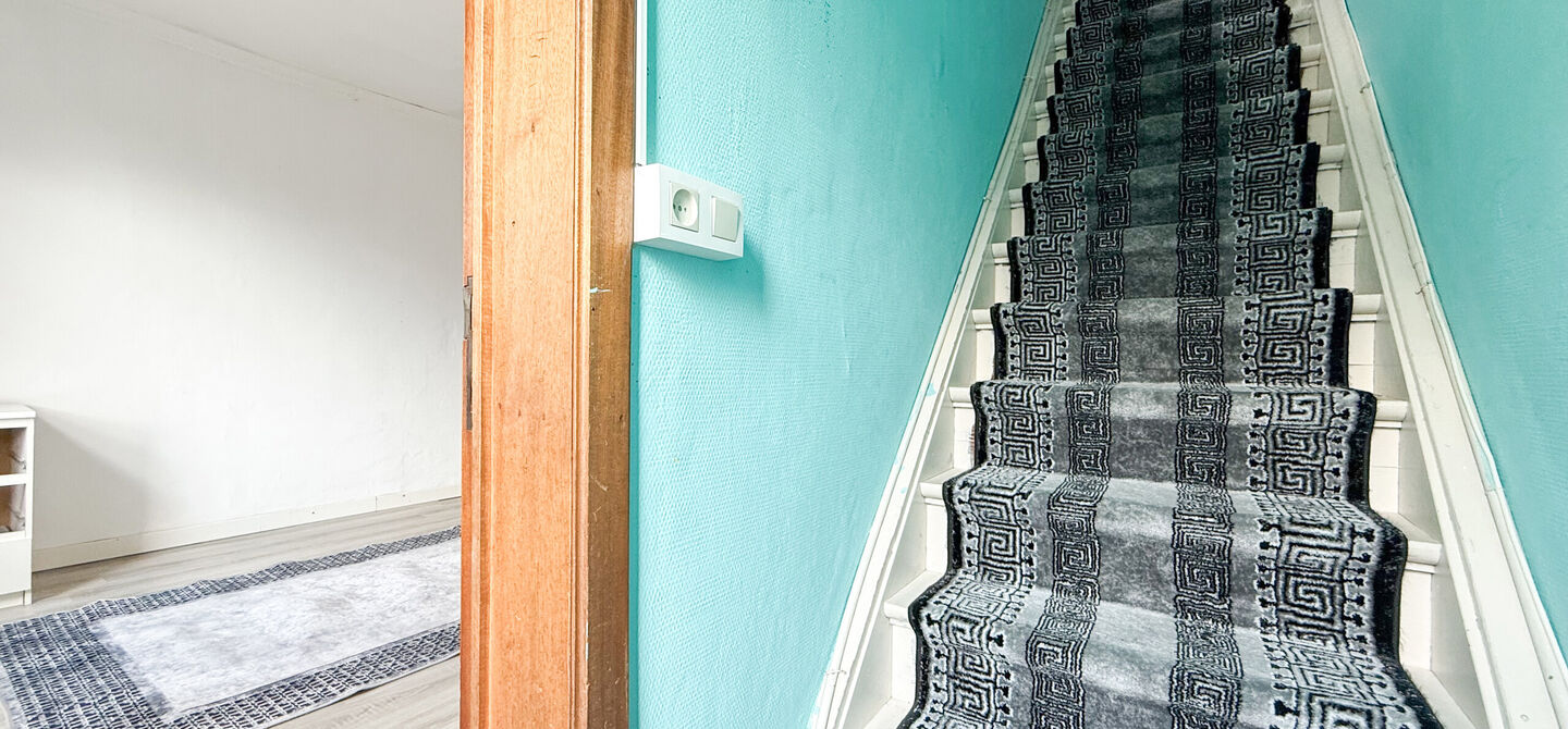 Bij ImmoFusion 7/7 “open huis”: klik op onze 3D-TOUR.
Ervaar vastgoed alsof je er zelf doorloopt!

Ontdek deze charmante halfopen woning aan de Tennisstraat 17 in Beringen, waar comfort, karakter en recente renovaties samenkomen. Dankzij de grondige v